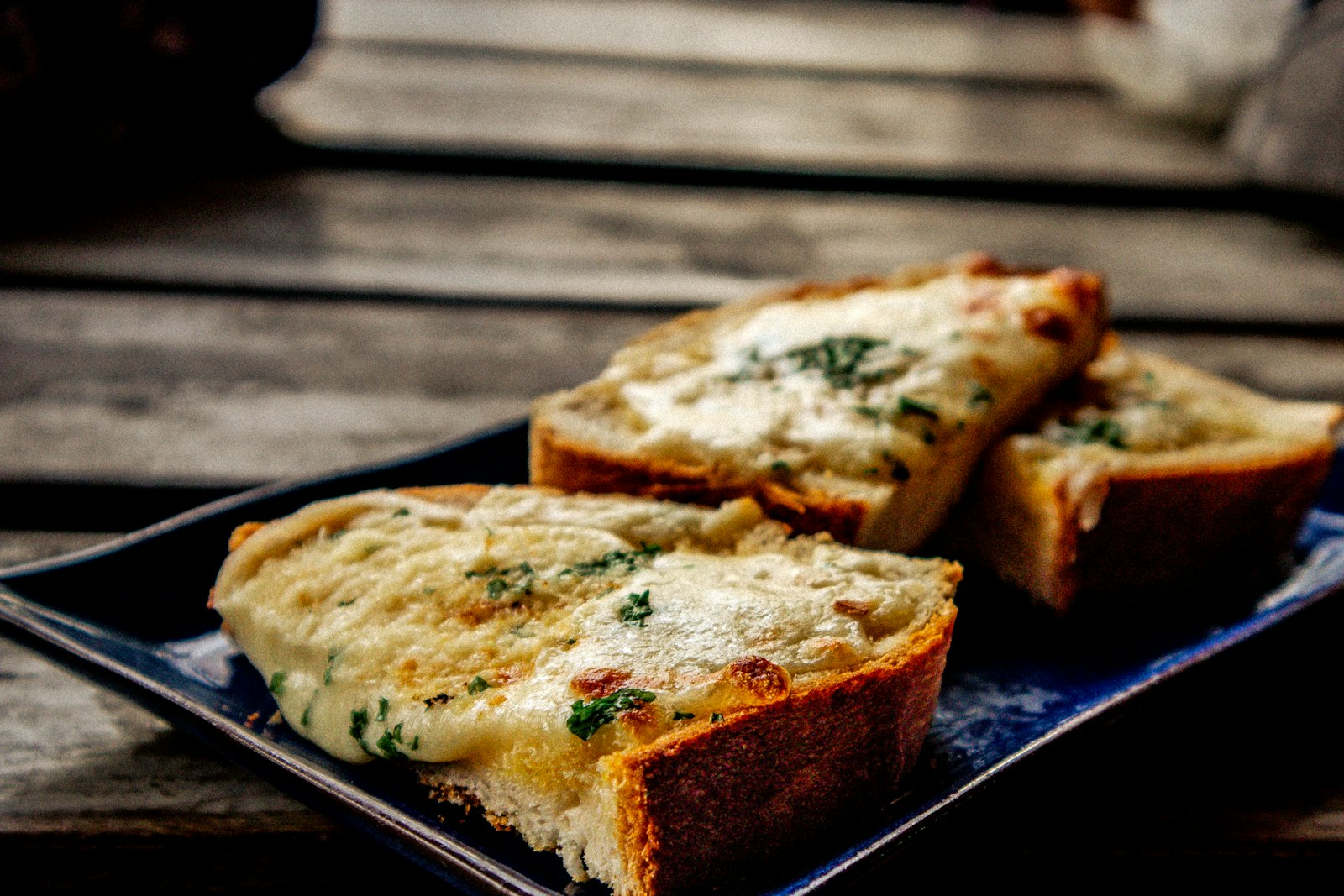 Cheesy garlic bread slices