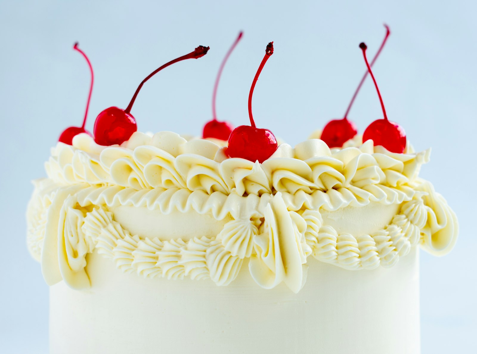 Vintage vanilla cake with cherries
