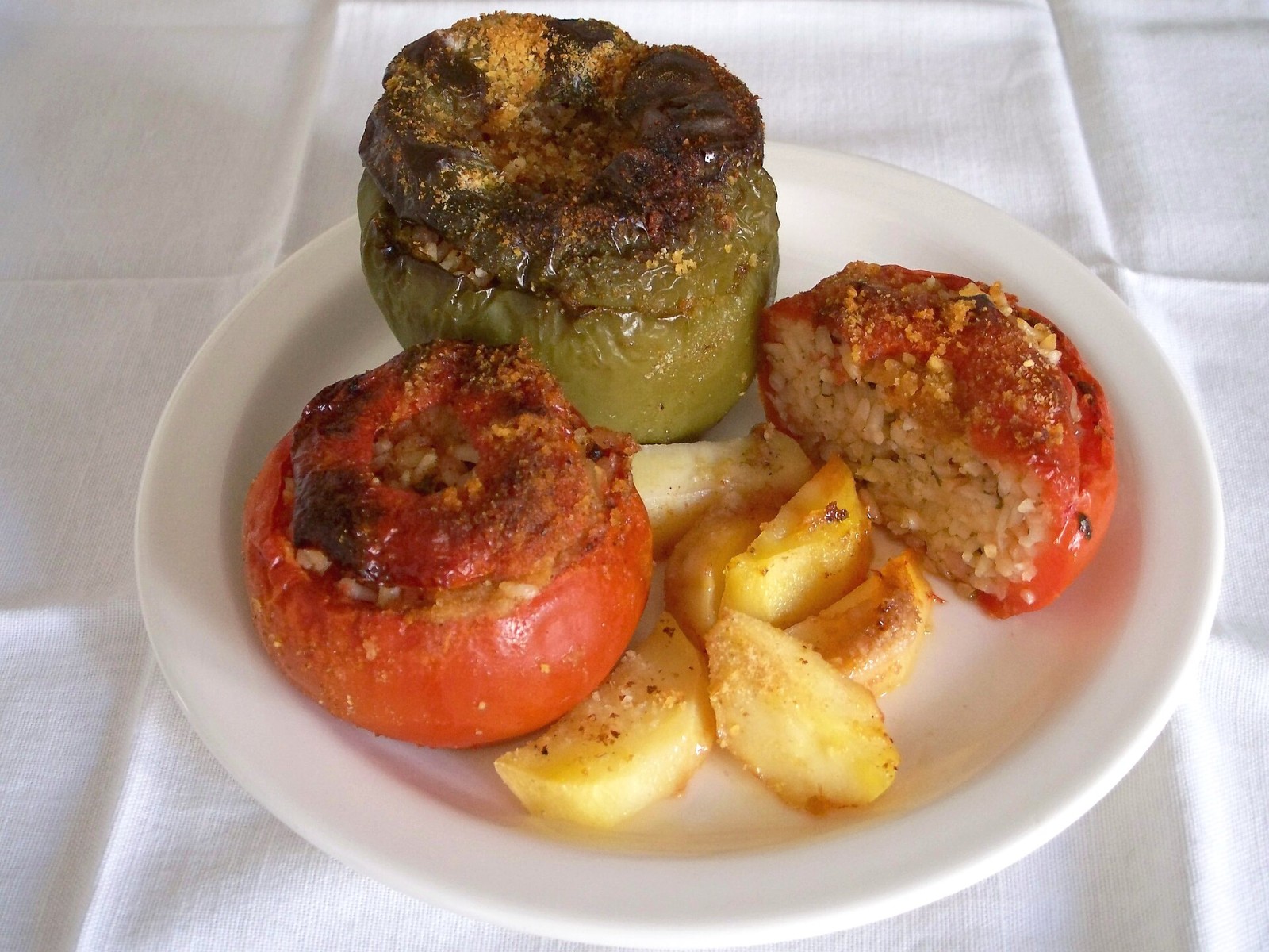 Stuffed pepper and stuffed tomato with roasted potatoes