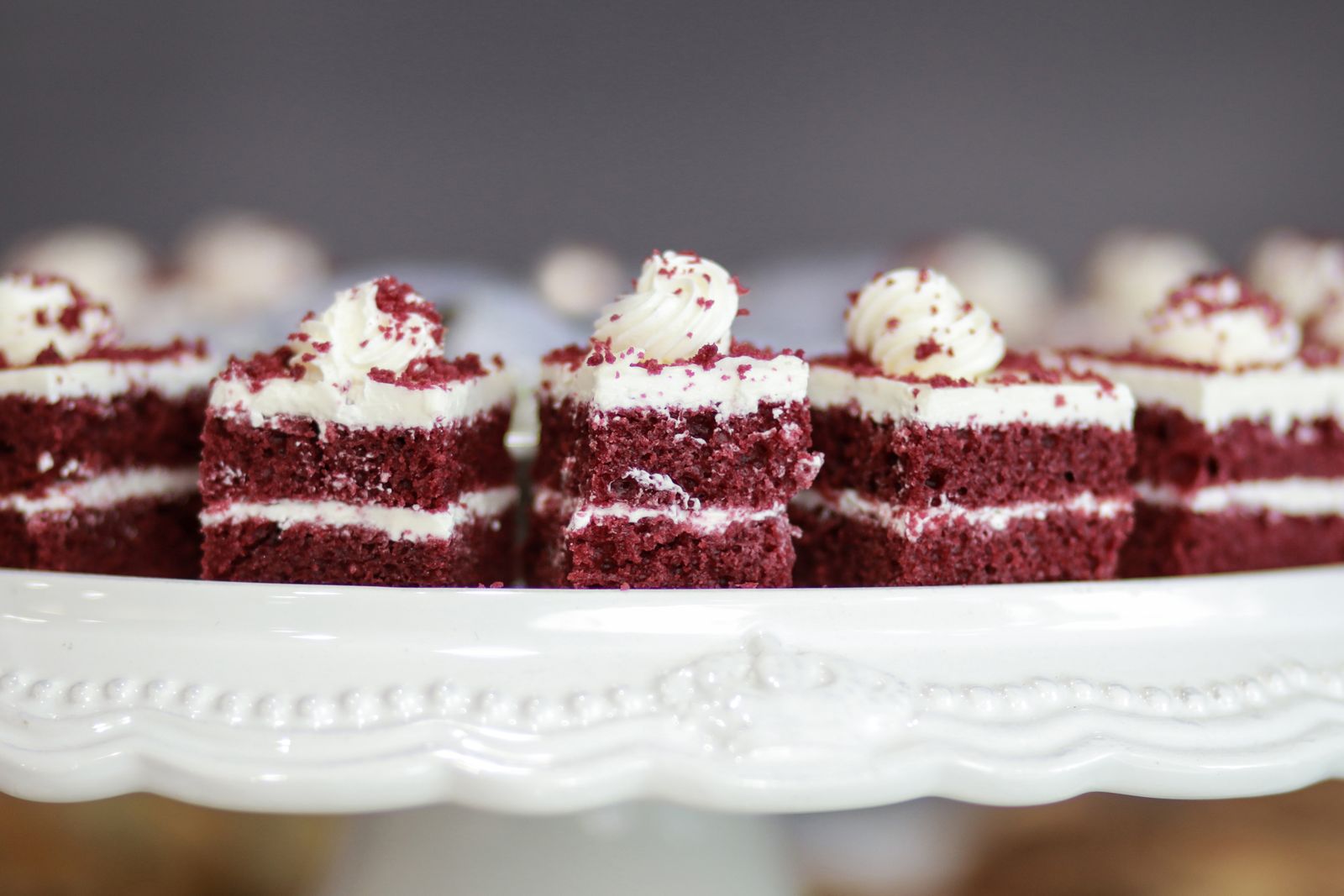 Frosting recipes: red velvet squares with cream cheese frosting