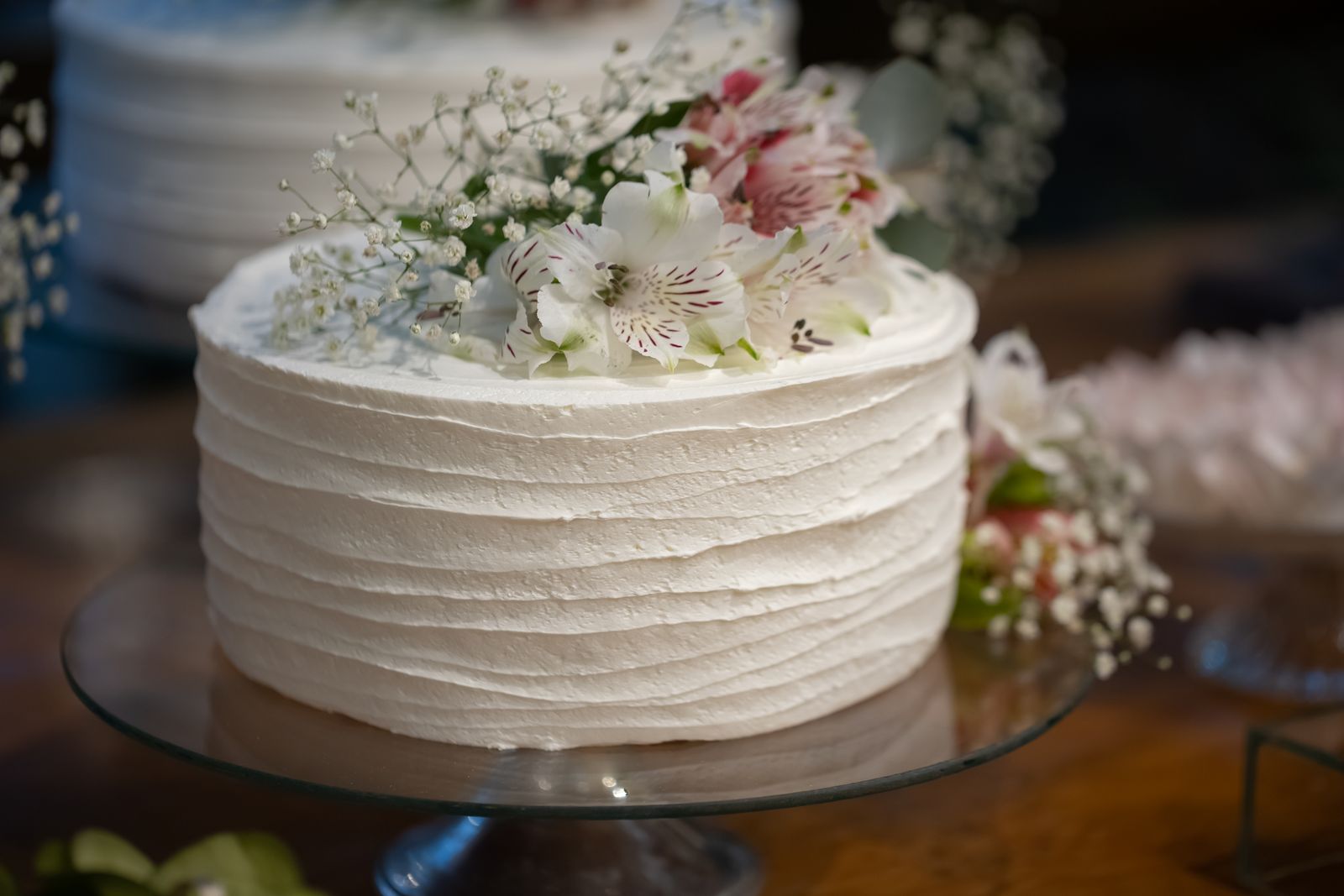 Frosting recipes: white frosted cake with fresh flowers
