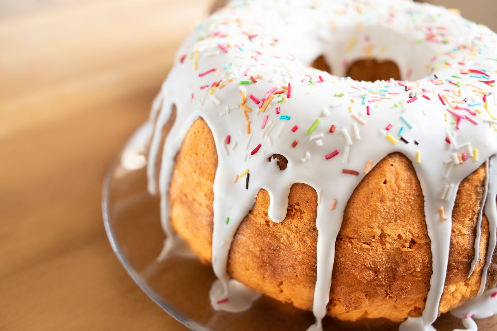 Frosting recipes: bundt cake with a thick vanilla glaze and sprinkles