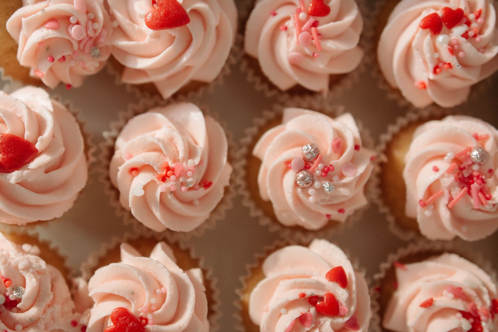 Frosting recipes: cupcakes with pink peppermint frosting rosettes