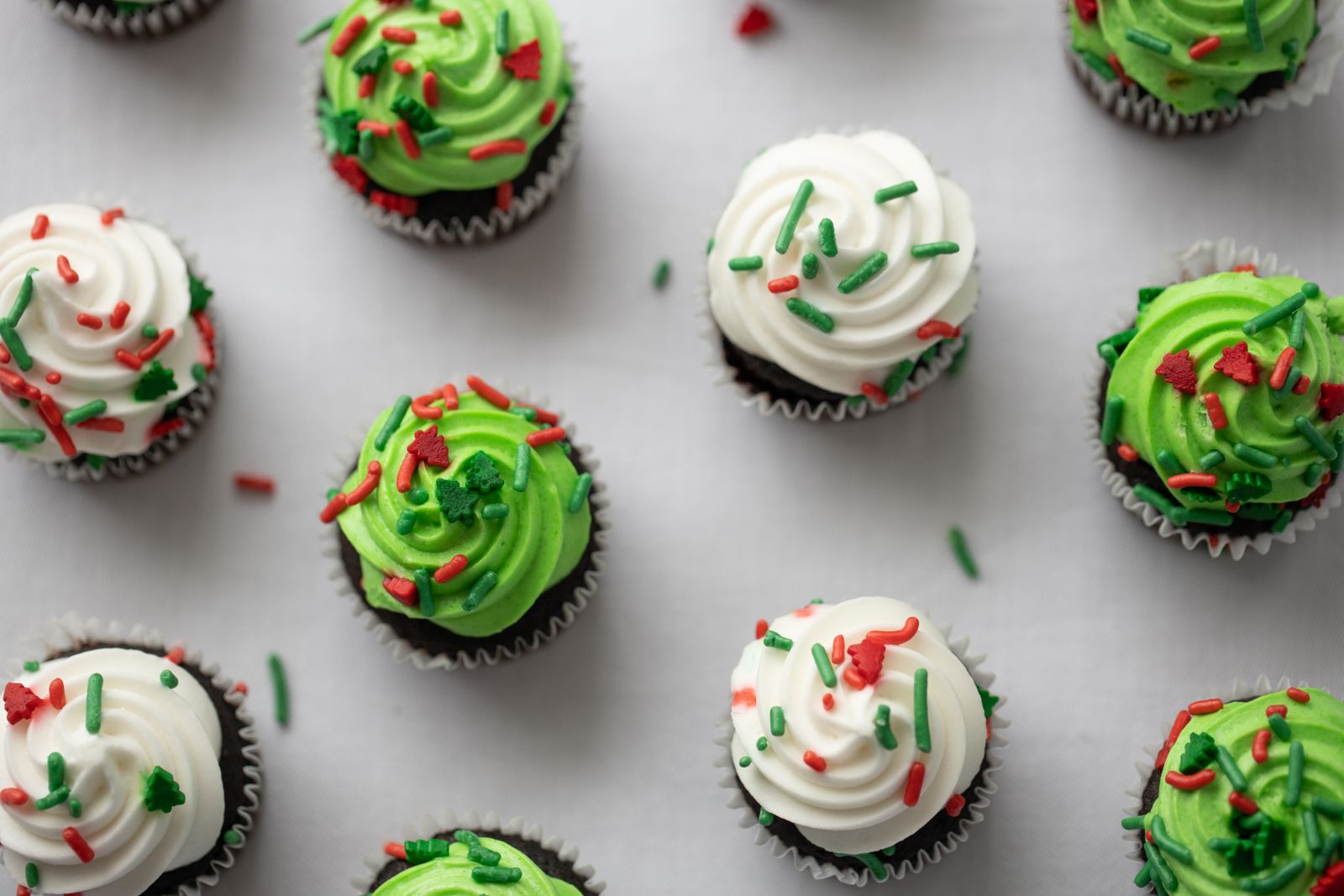 Team snacks for kids: green and white frosted cupcakes