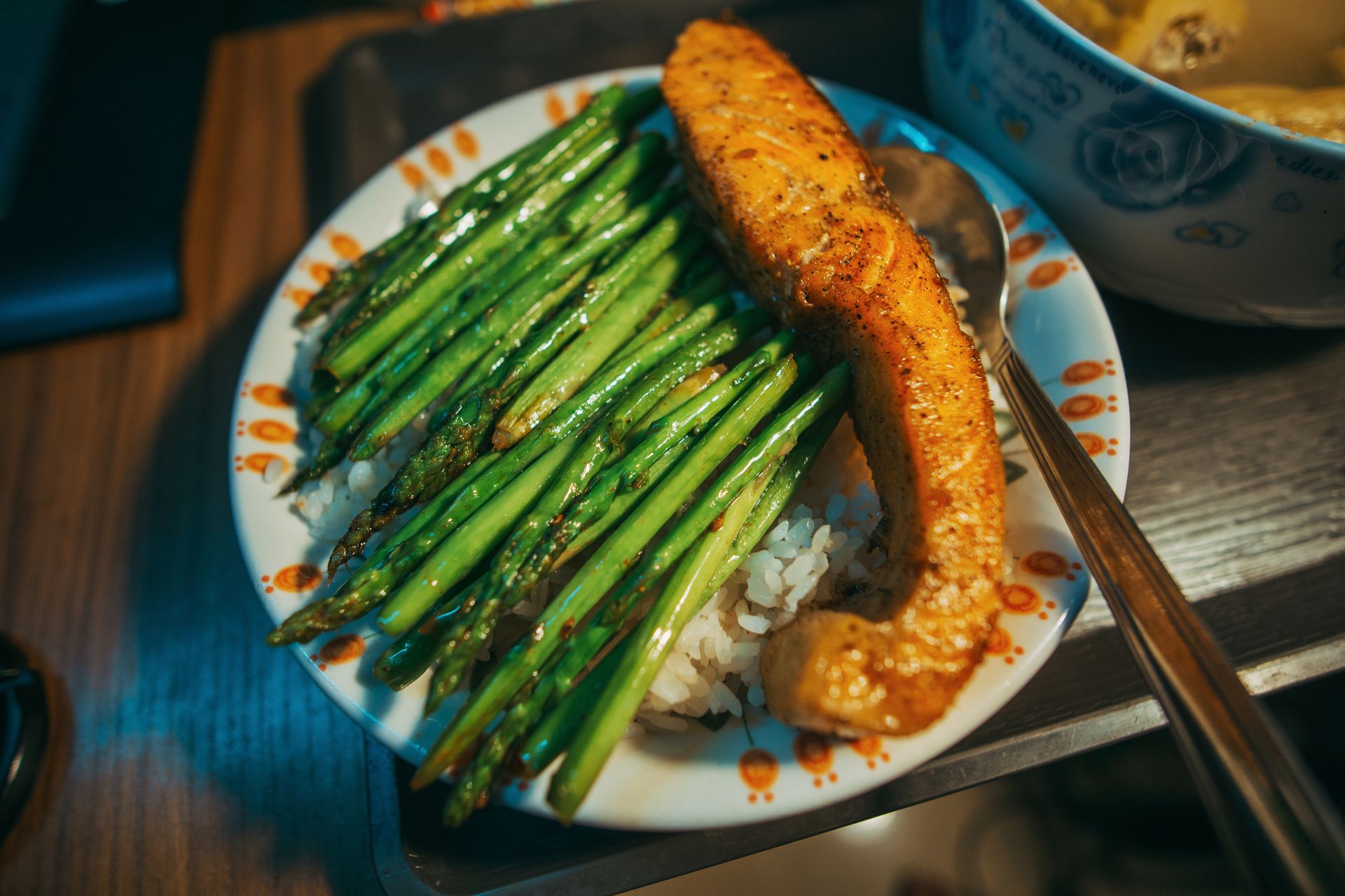 Roasted fish fillet with asparagus spears and lemon cream