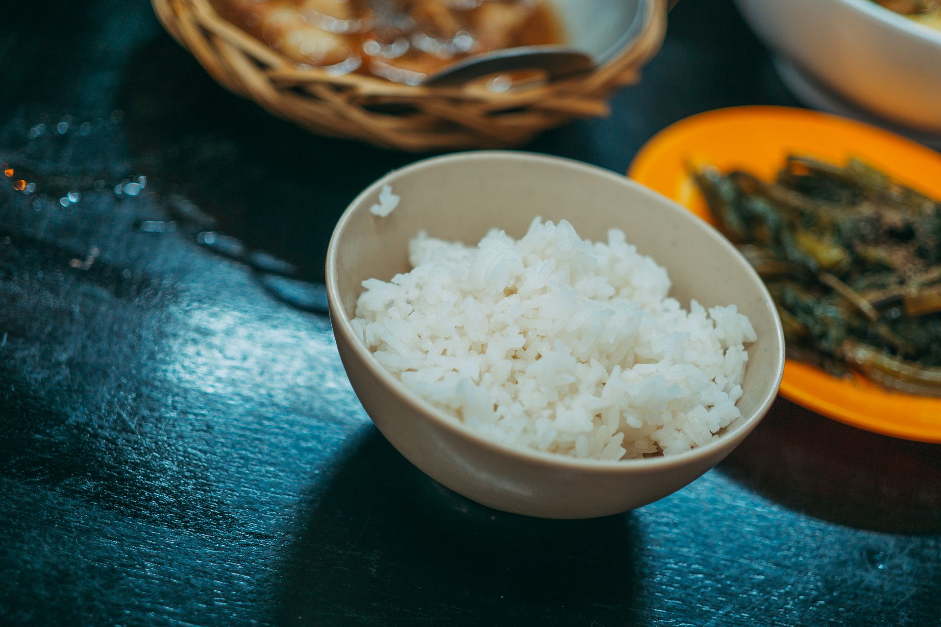 How to cook rice for a simple meal: a bowl of white rice with greens on the side