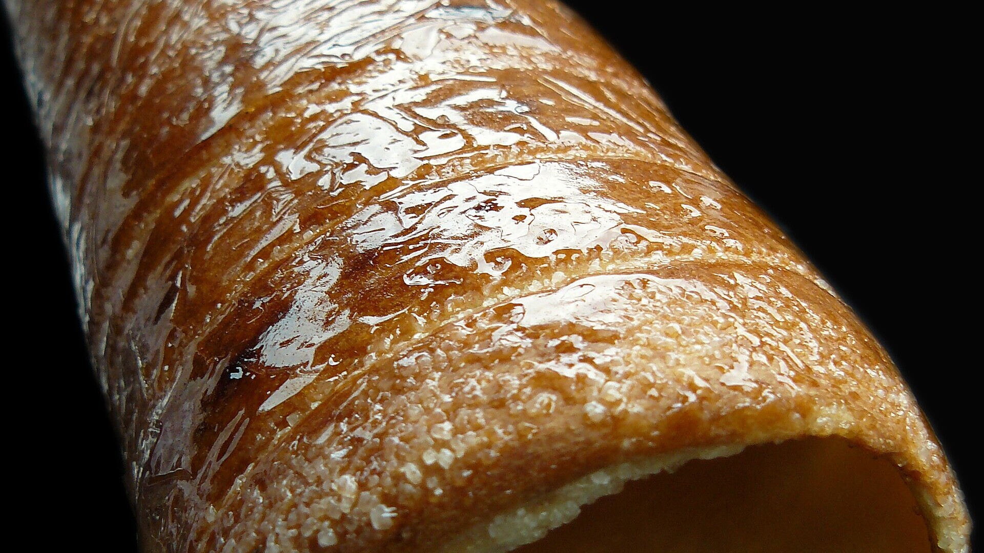 Hungarian recipes: golden chimney cake with a crackly sugar crust
