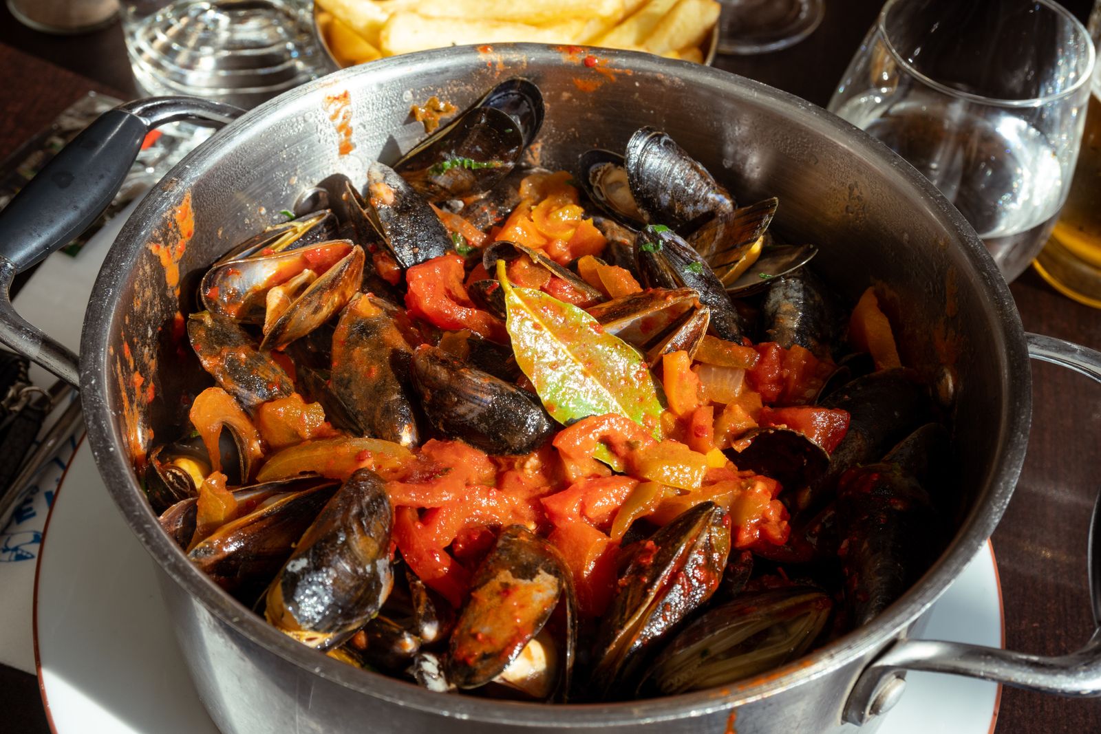 Mussels in tomato sauce served in a pot