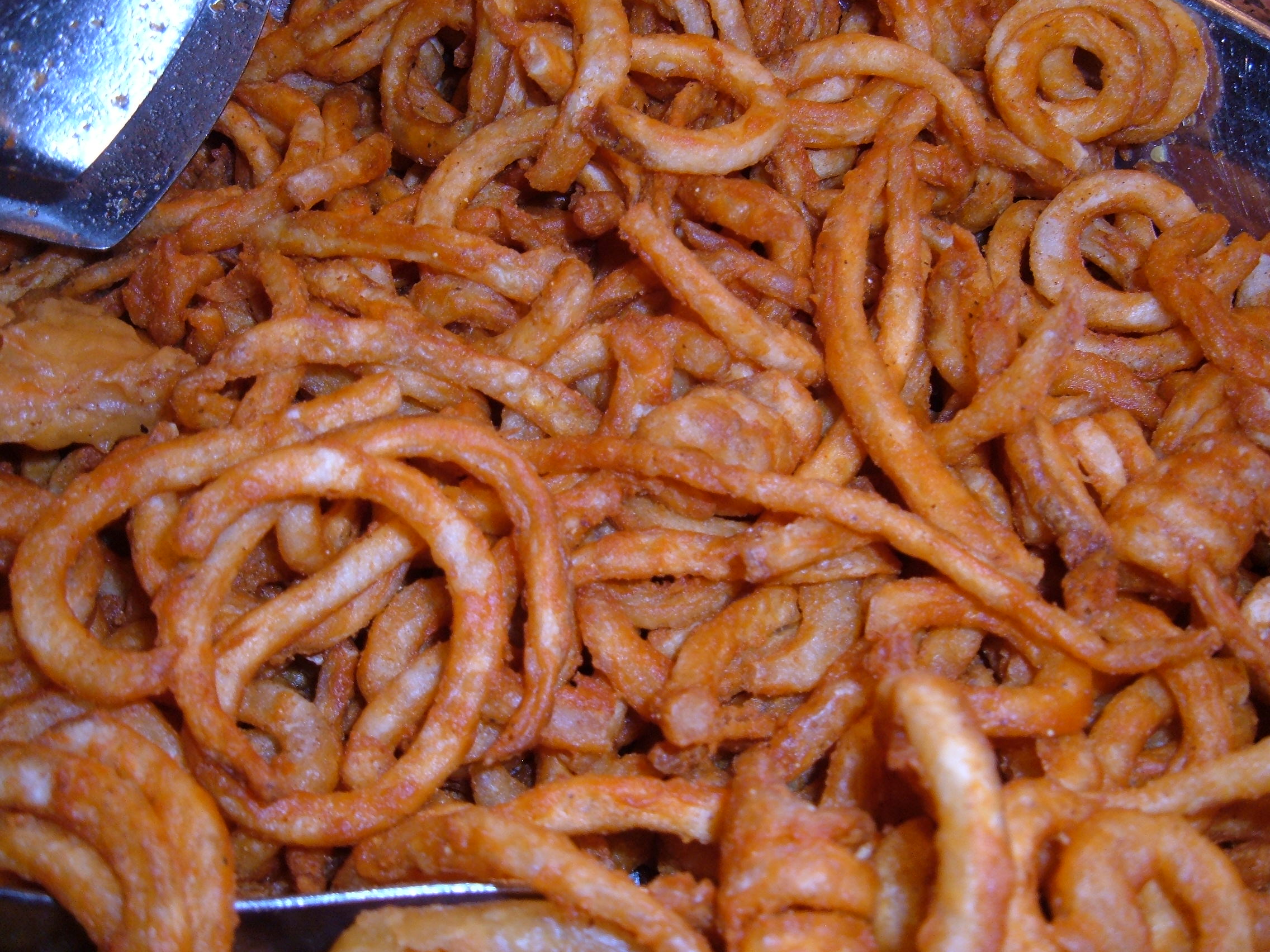 Seasoned spiral potatoes piled high