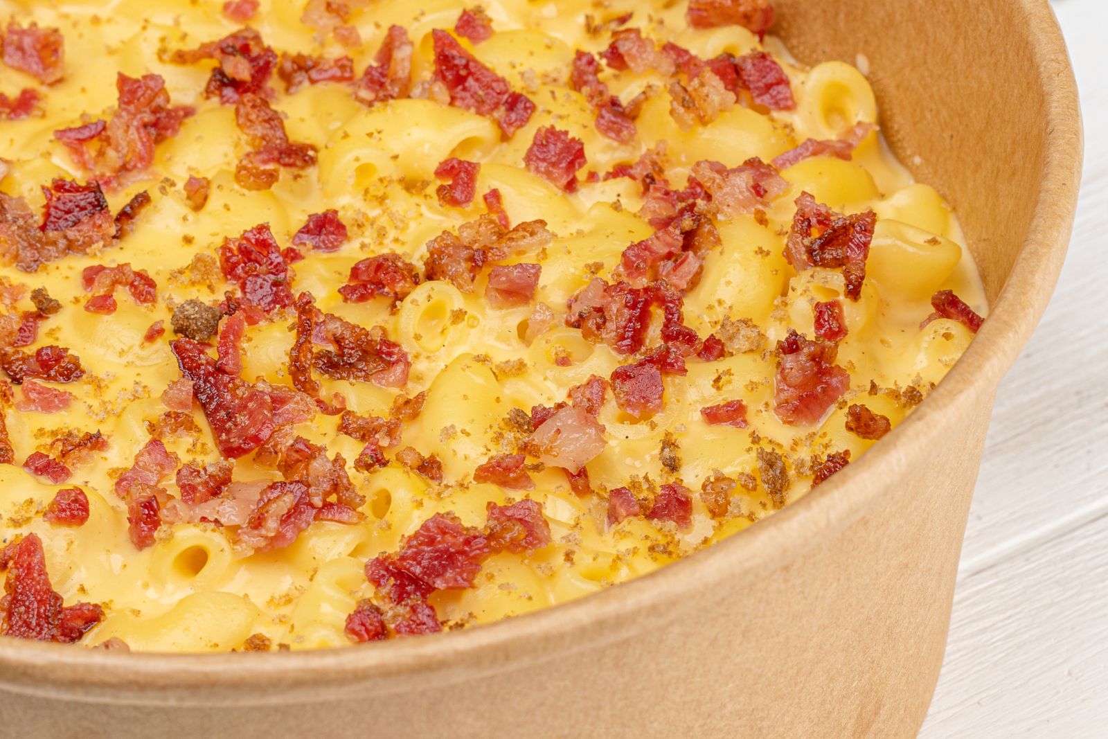 Creamy pasta with smoked gouda and crispy bacon