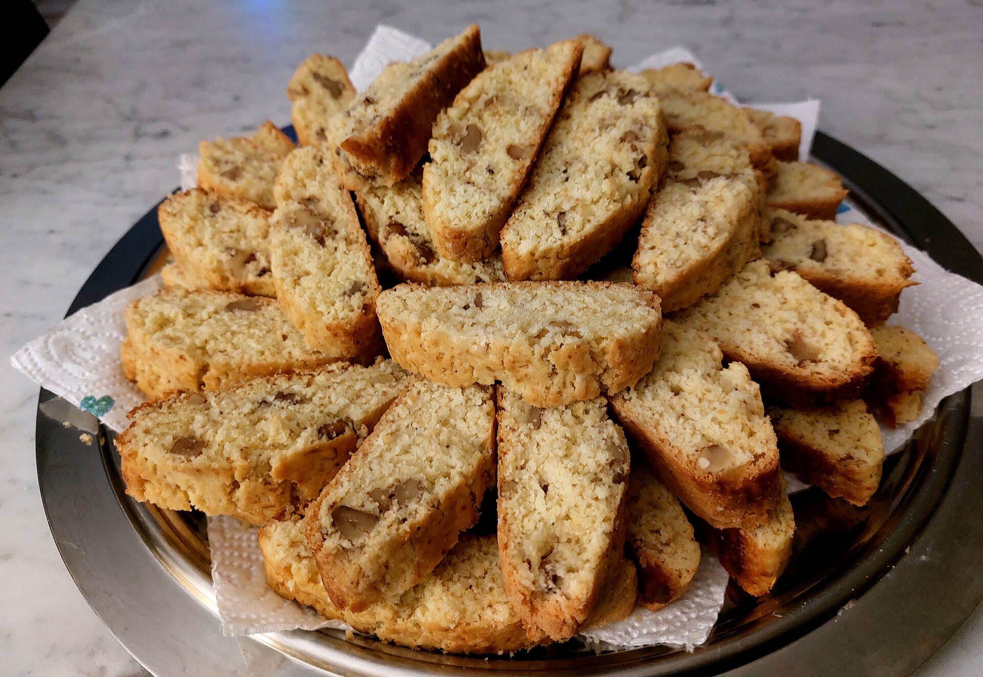 Biscotti: Tuscan cantucci with whole almonds on a plate