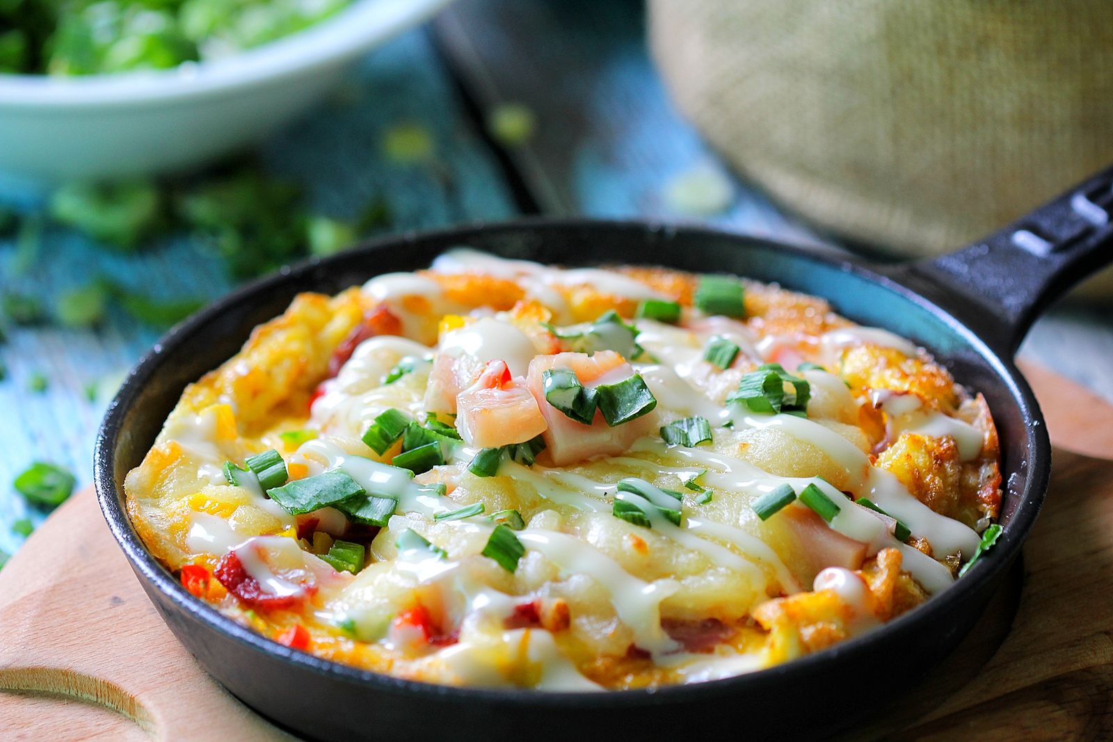 Cheesy cowboy breakfast skillet with green onions