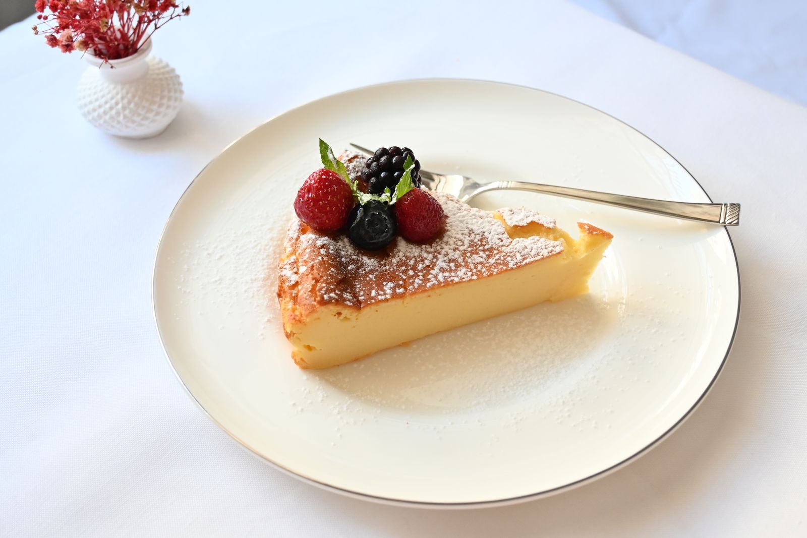 Crustless pies: a slice of crustless cheesecake with berries