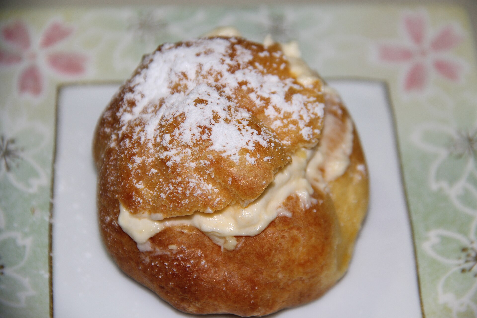 Cream puffs: a single puff filled with cream and dusted with sugar