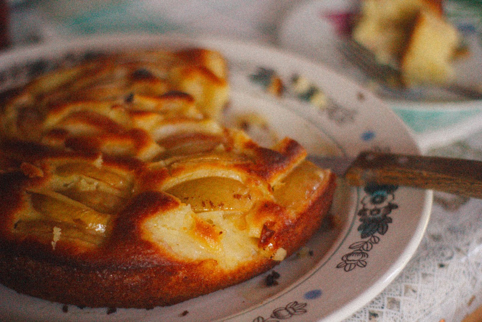 Crustless pies: a rustic Swedish-style apple pie on a vintage plate