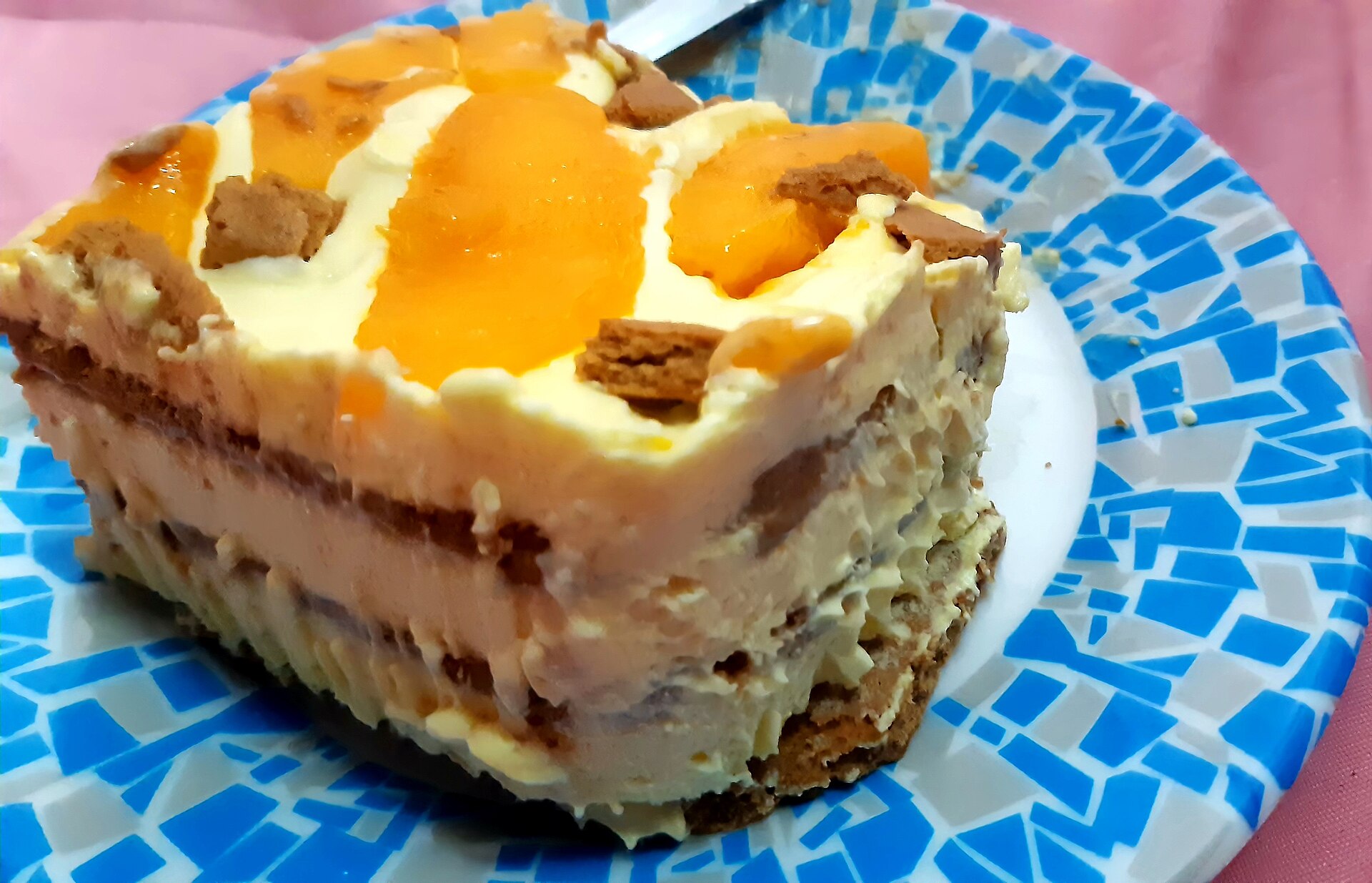 Graham cracker desserts from the Philippines: a slice of layered mango float