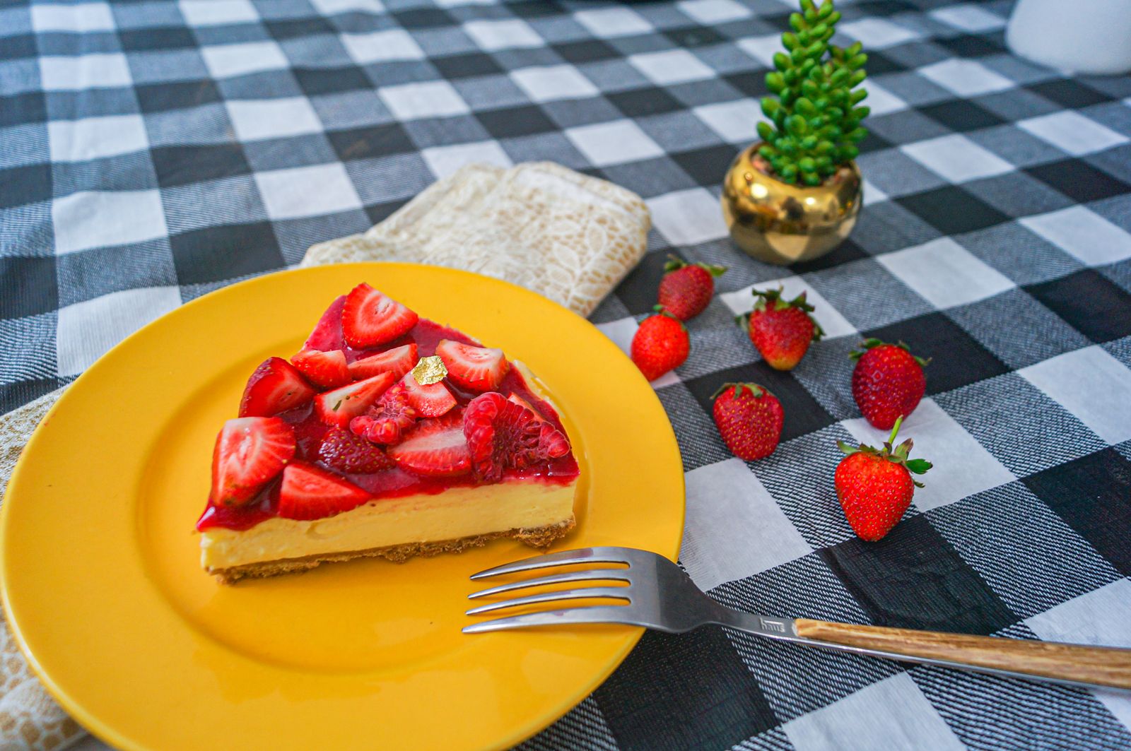 Strawberry cheesecake with fresh berries