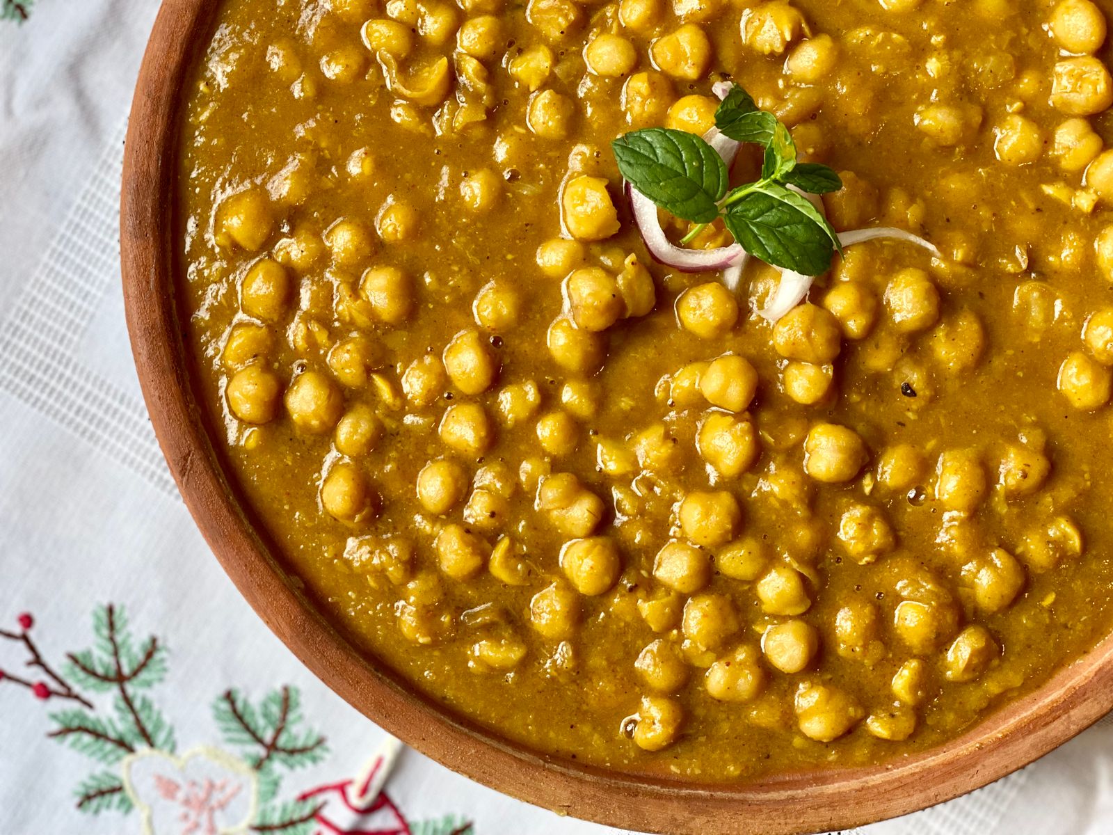 Chickpea curry in a bowl, cheap struggle meals from canned chickpeas