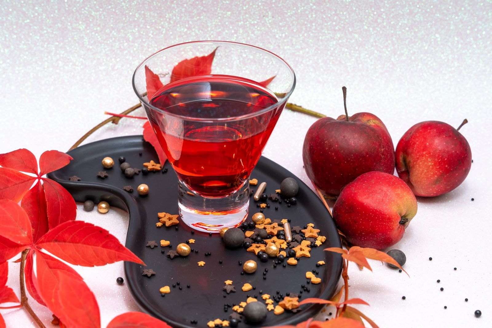 Slow cooker hacks: hot apple cider in glasses with apples