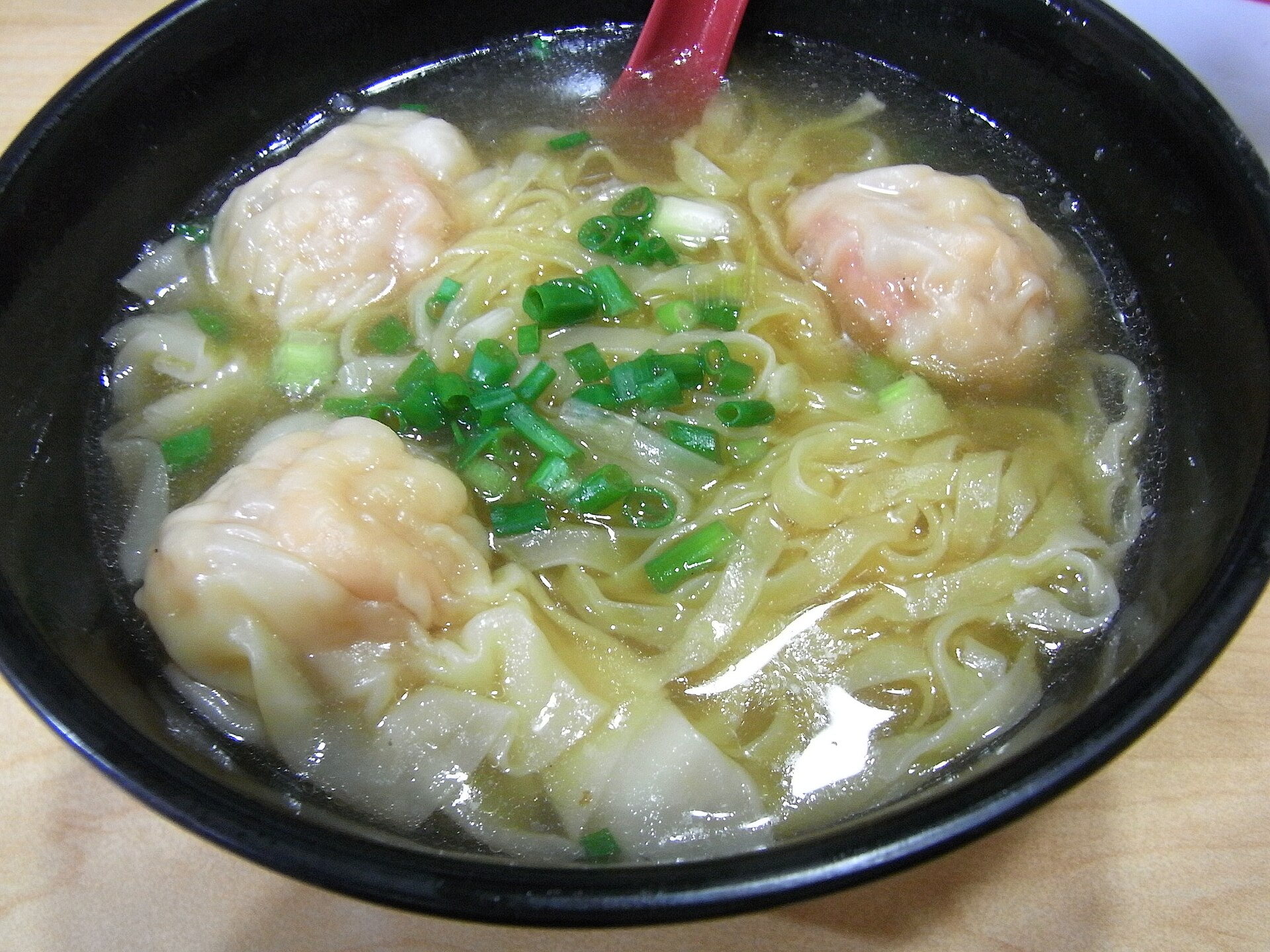 Wonton soup with noodles and green onions
