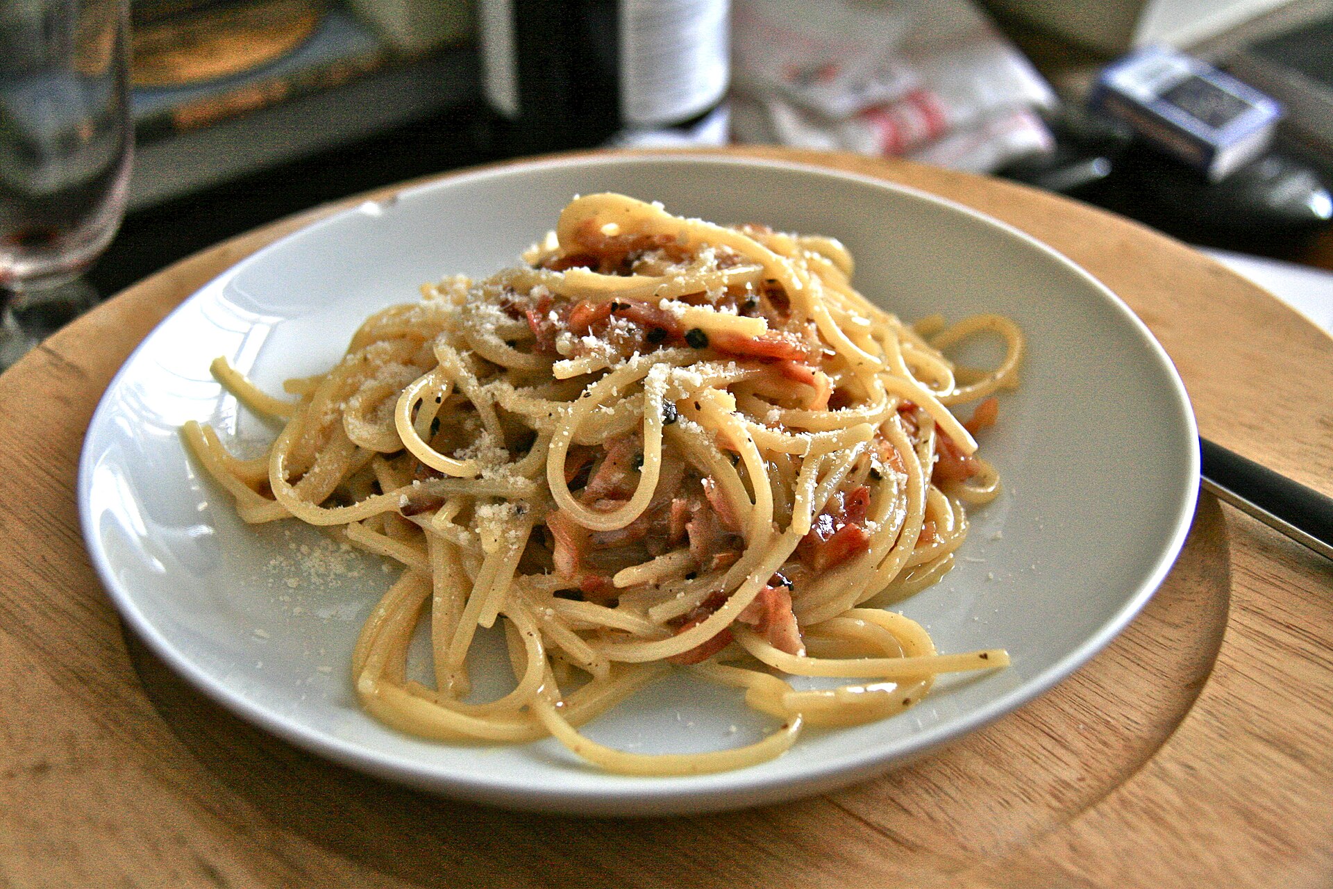 Spaghetti carbonara with crispy pork and black pepper
