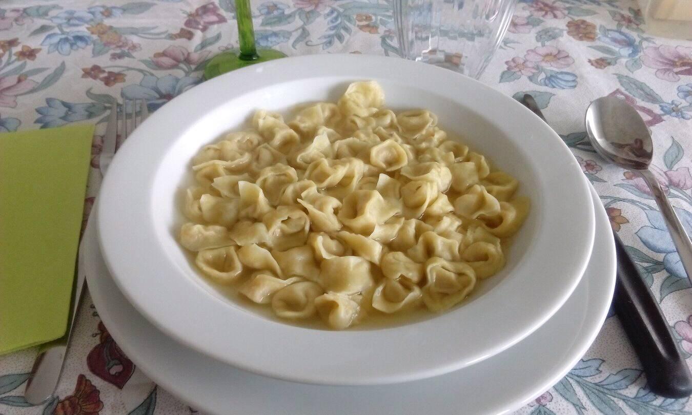 Tortellini in brodo, the Christmas soup of Bologna
