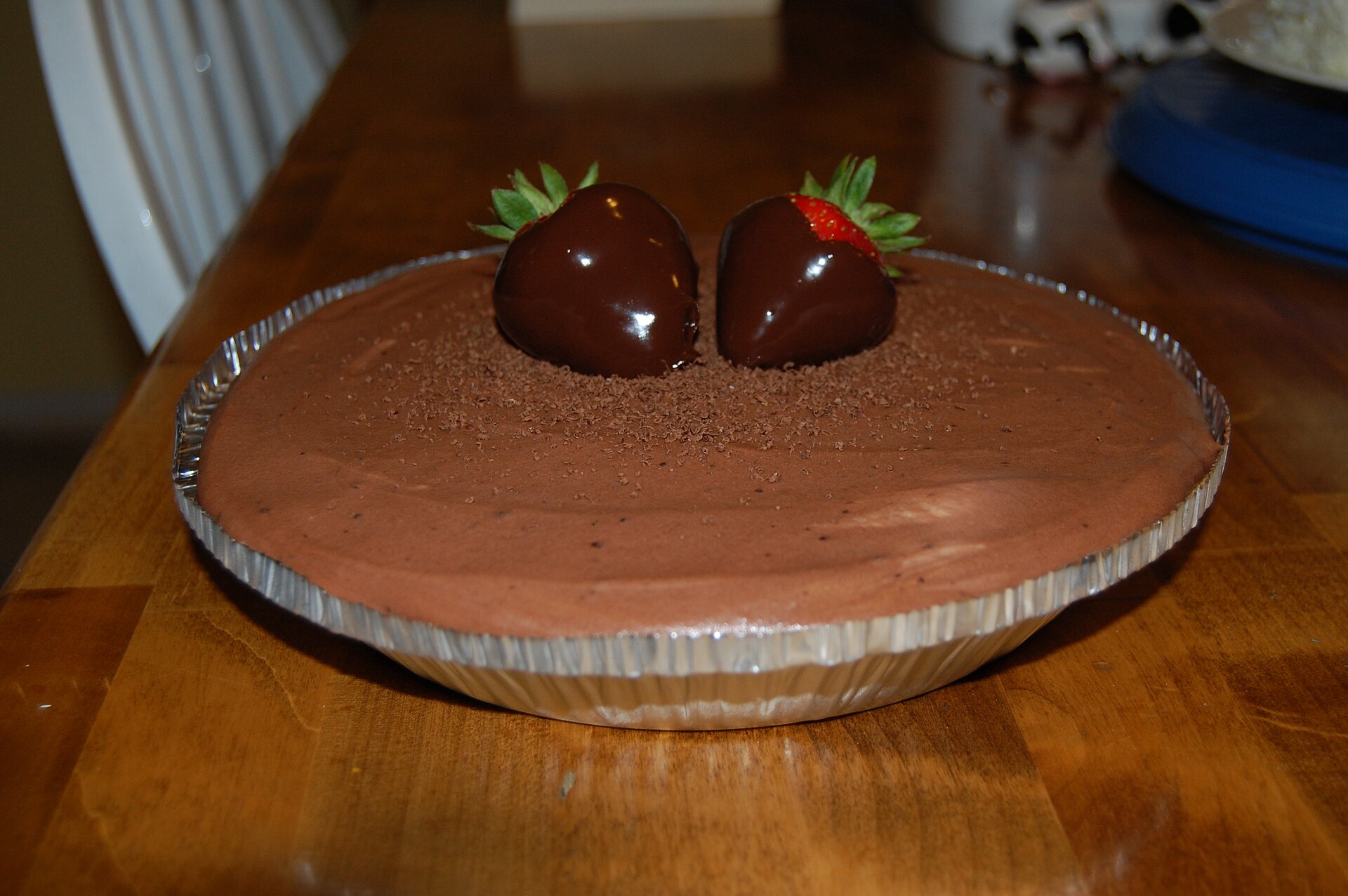 Two-ingredient recipes: chocolate mousse topped with strawberries