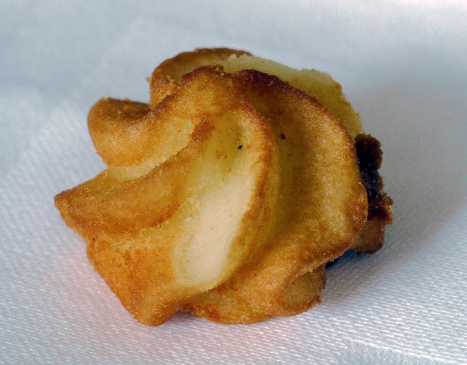 Golden piped duchess swirls