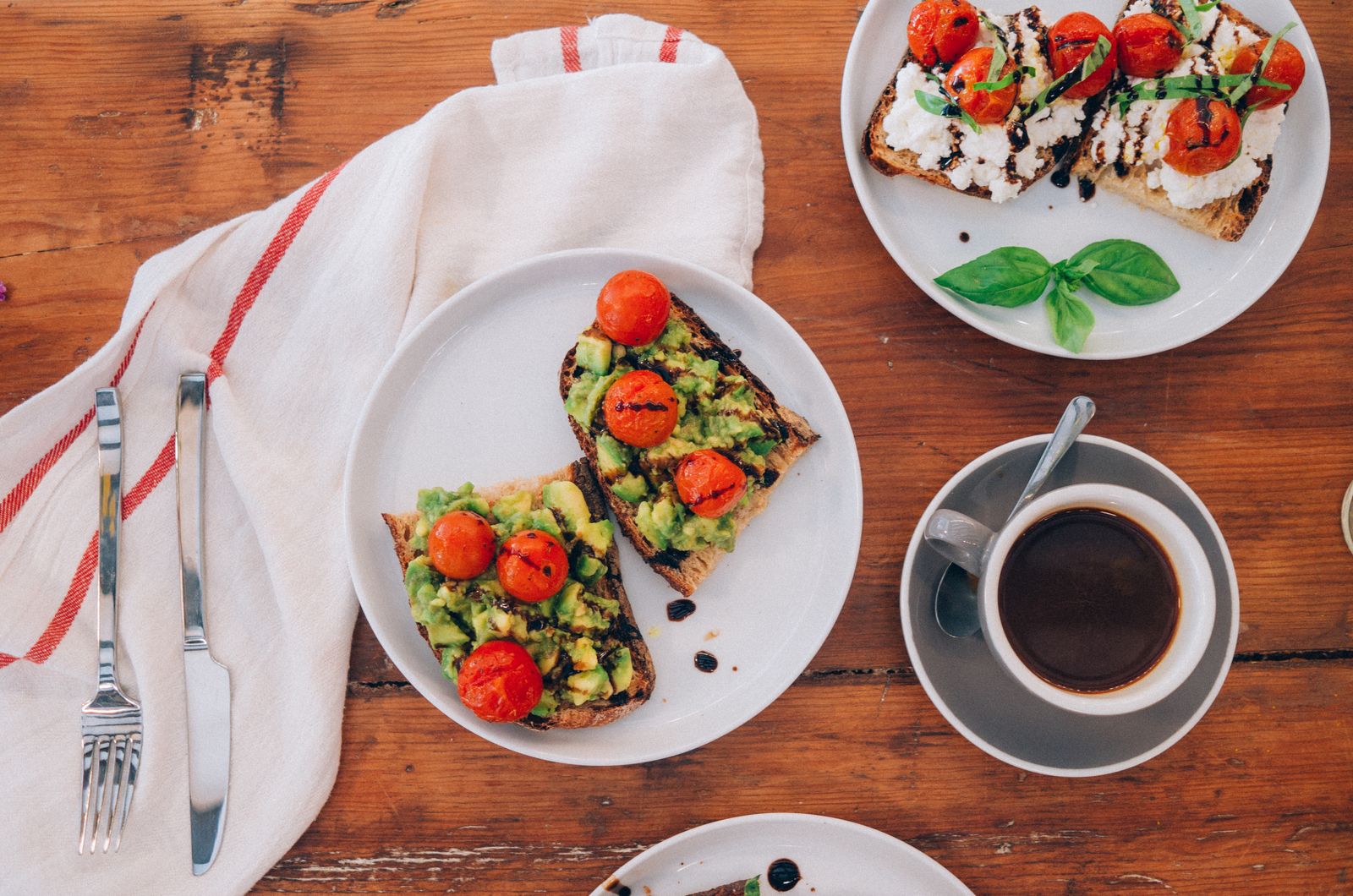 Avocado toast and coffee, a favorite among celebrity breakfasts