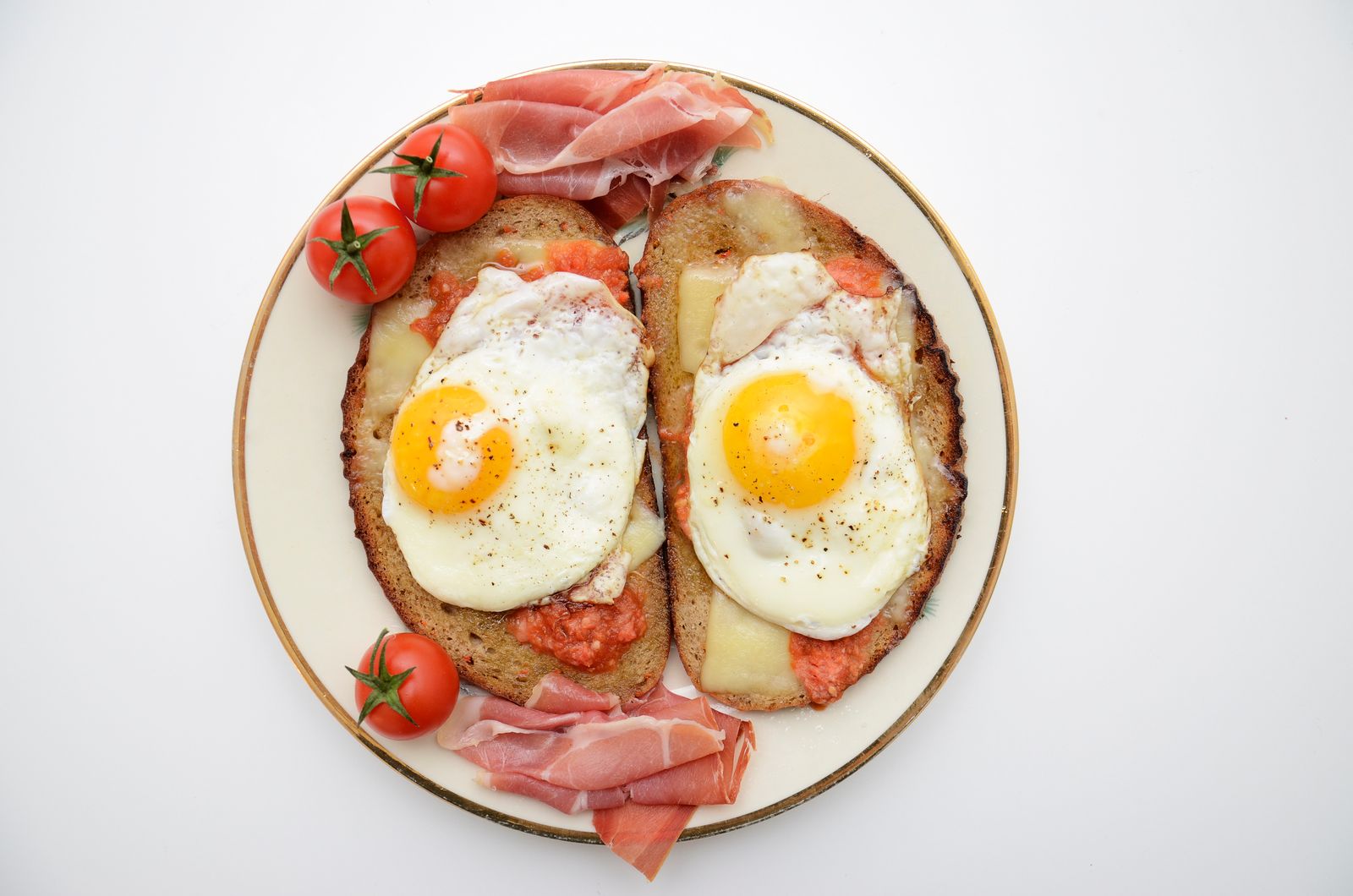 Eggs on toast with tomatoes
