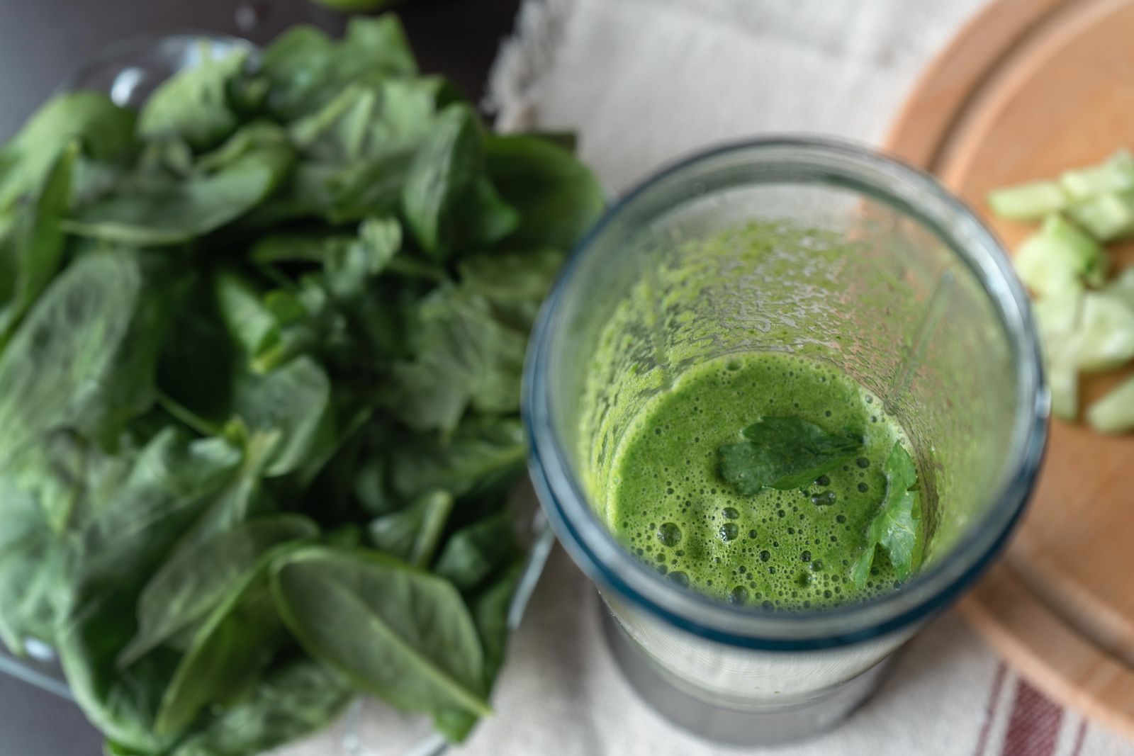 Green smoothie, one of the easy celebrity breakfasts