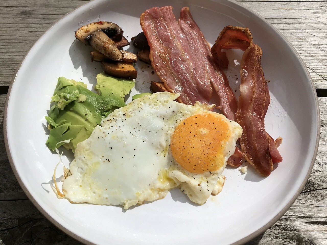 Fried egg with avocado and bacon