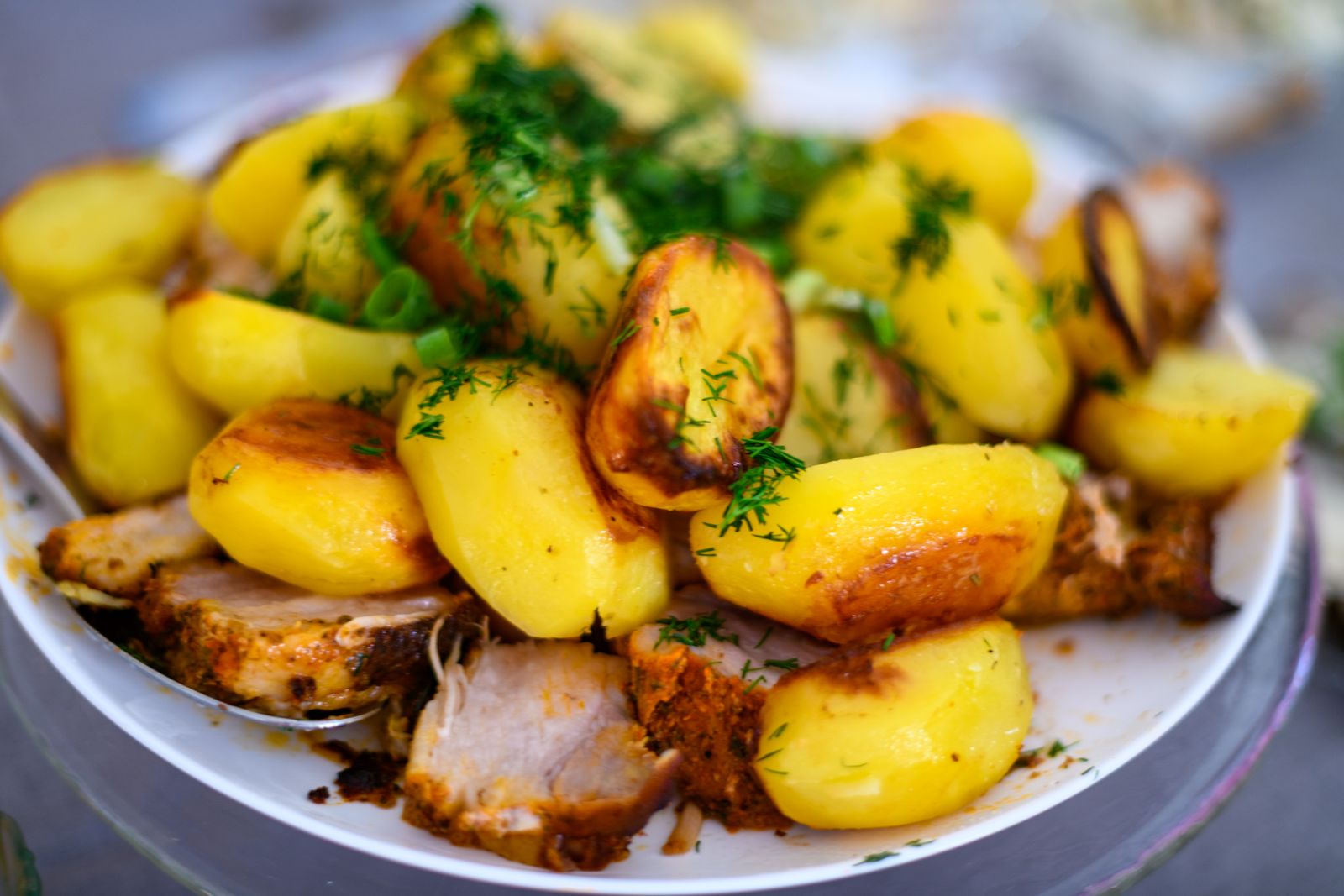 Crispy roasted potatoes with herbs