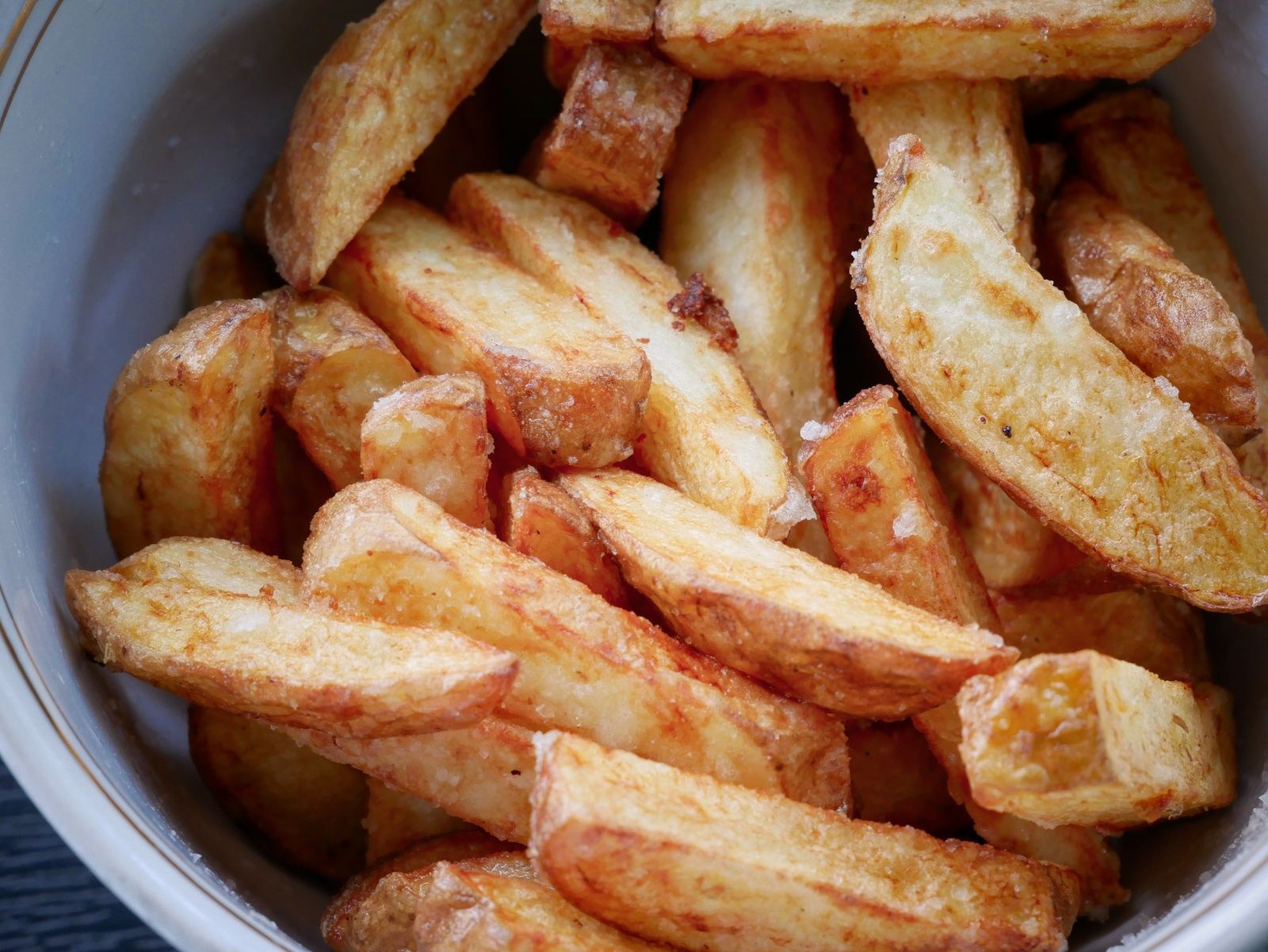 Potato hacks: crispy potato wedges fresh from a hot pan
