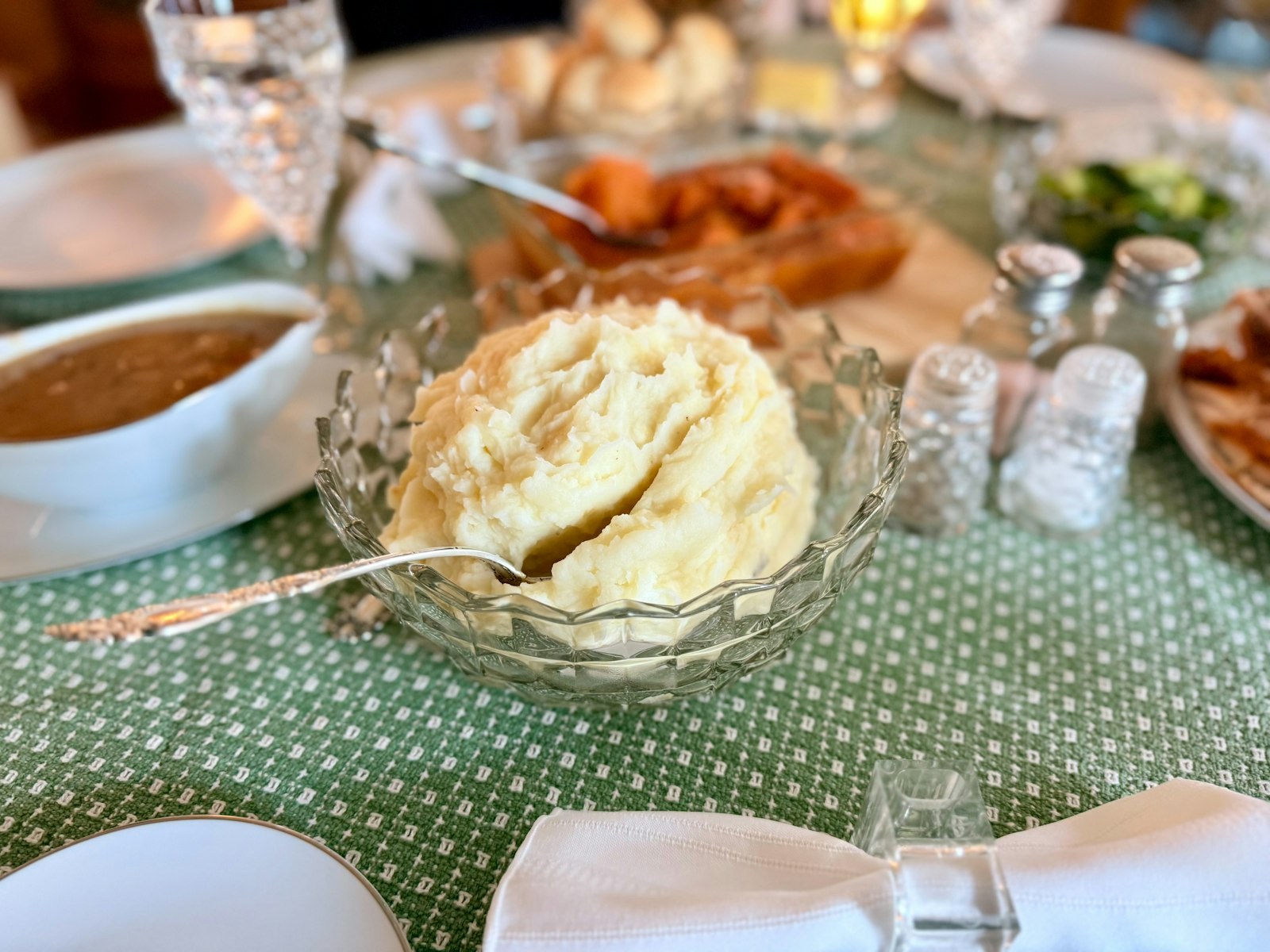 A bowl of creamy mashed potatoes