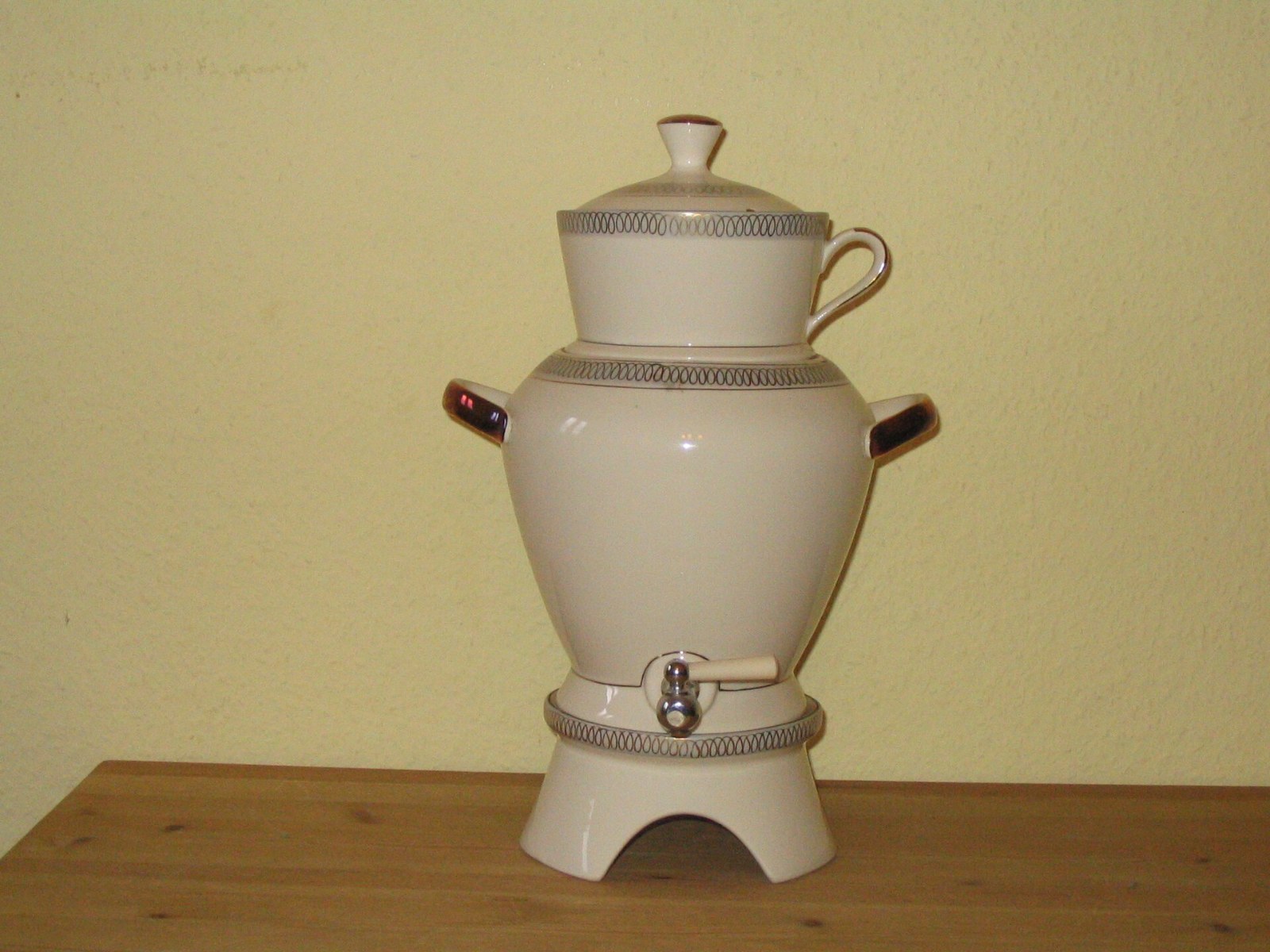 Vintage kitchen gadgets: an old fashioned coffee percolator