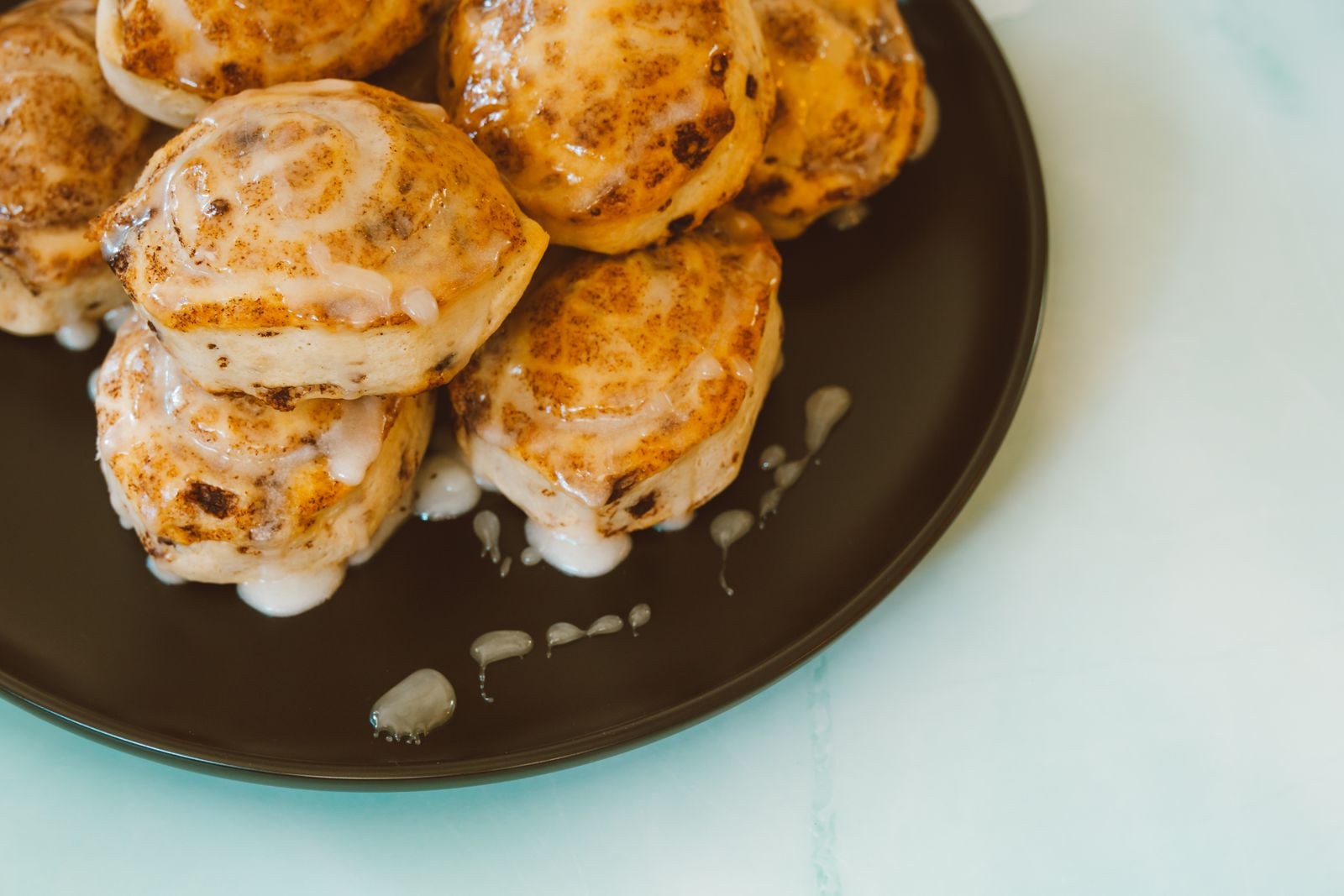 Christmas breakfast casseroles: soft cinnamon rolls with white icing