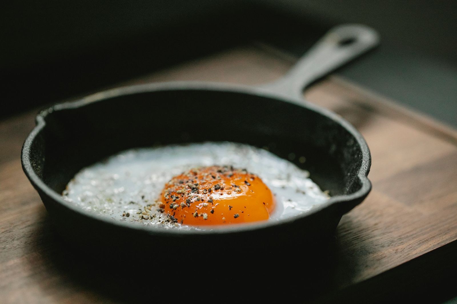 Egg hacks: fried egg cooked in a cast iron pan