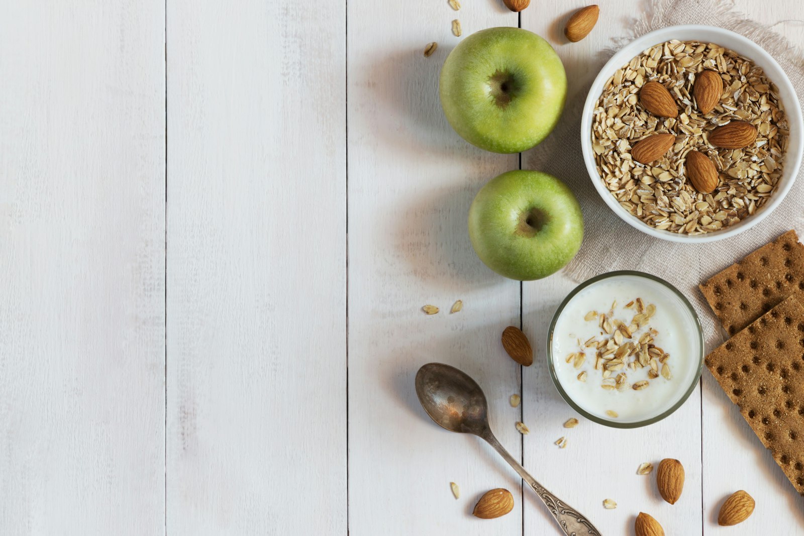 Green apples, oats and yogurt for apple pie bites