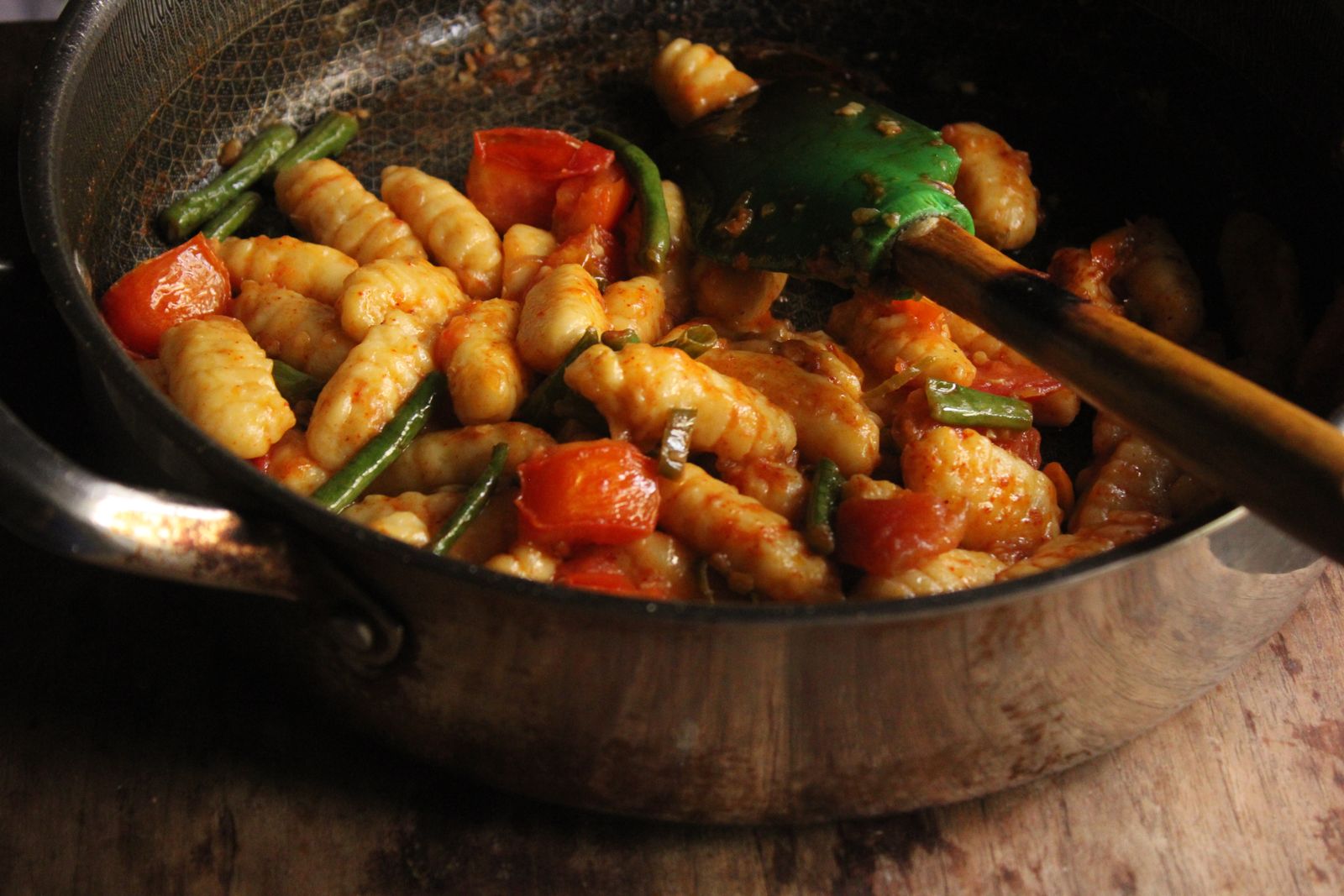 Gnocchi dinners: golden gnocchi with tomatoes and green beans in a pan