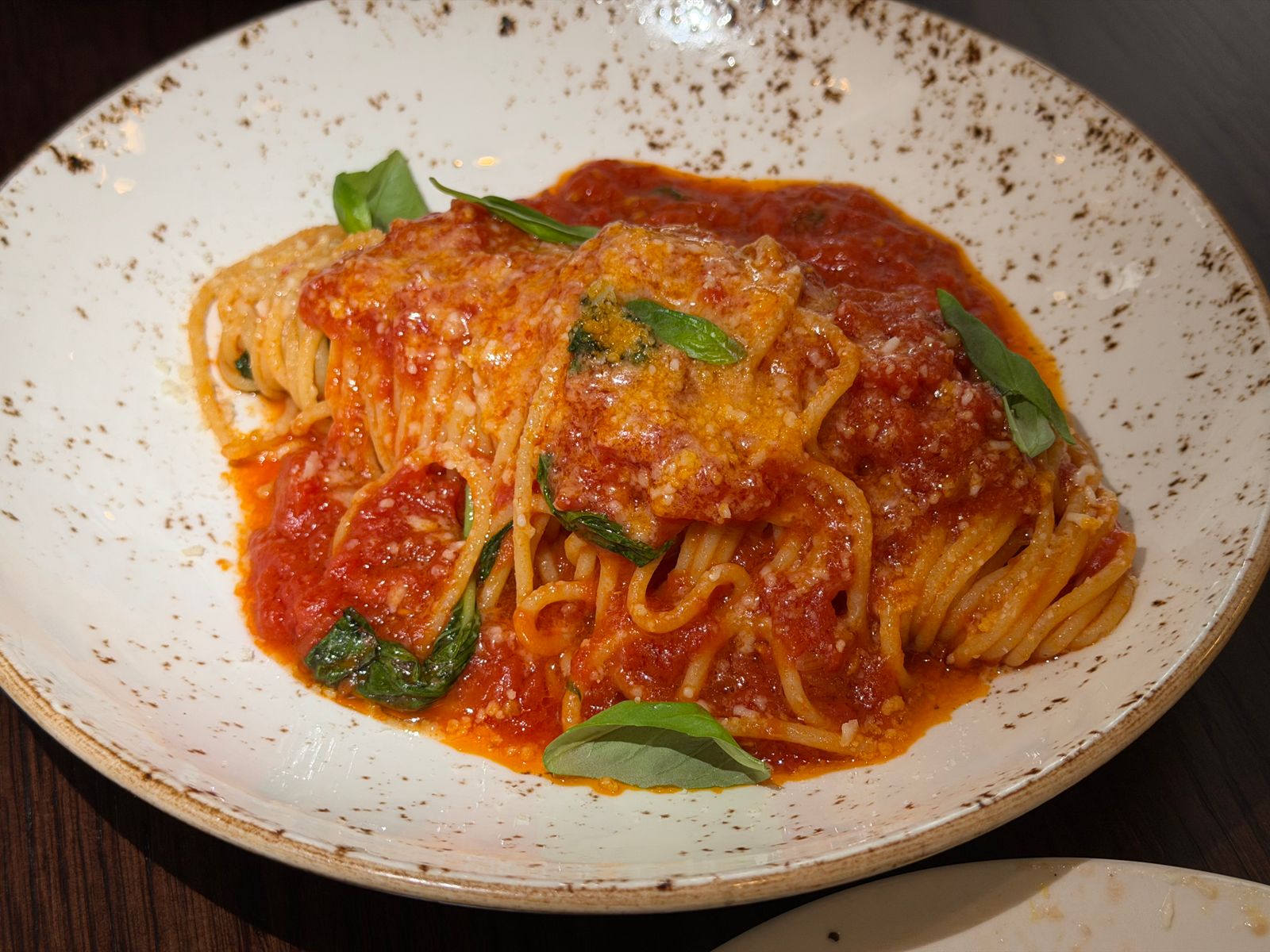 Spaghetti with marinara sauce and fresh basil