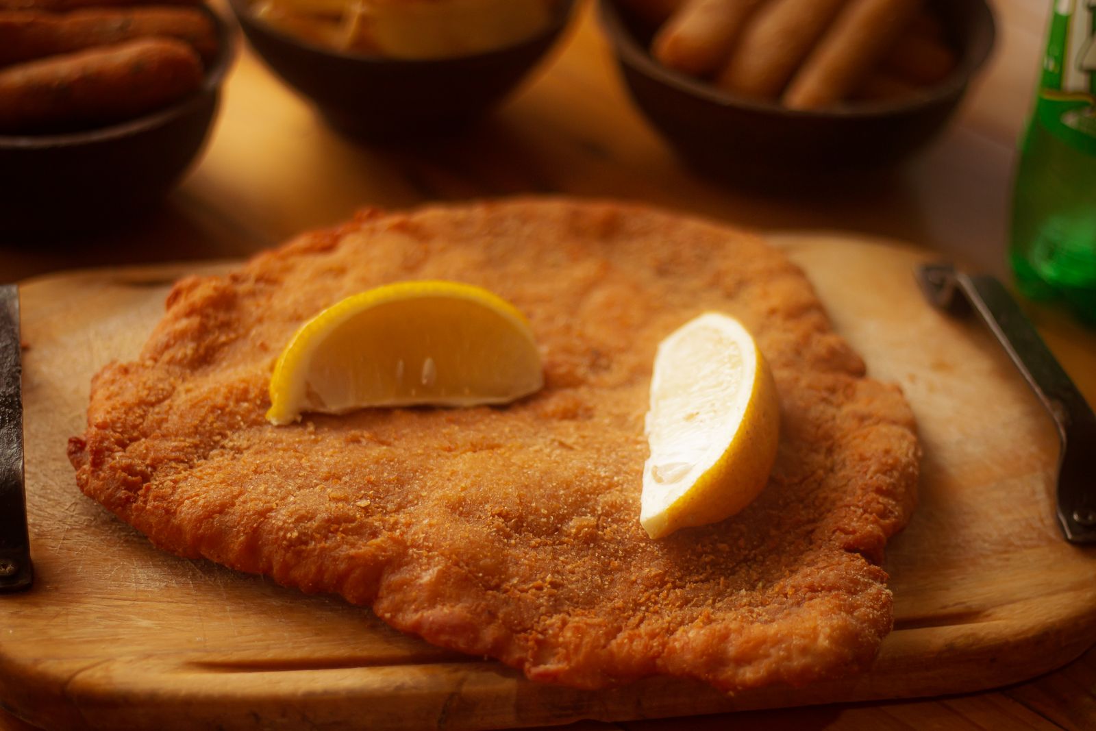 Thin breaded cutlet with lemon slices, the veal Milanese of Frank Sinatra recipes