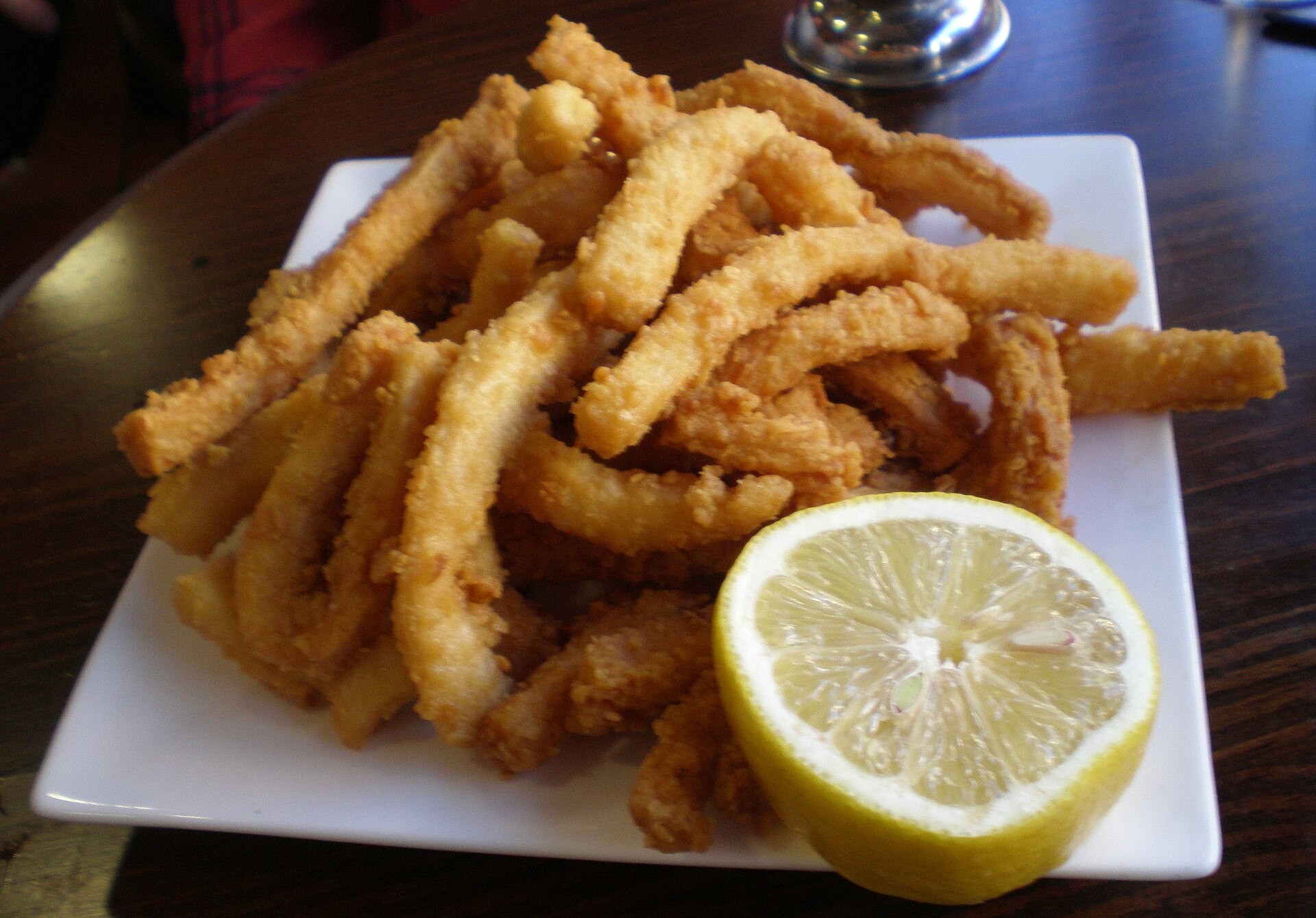 Fried calamari strips with a lemon half
