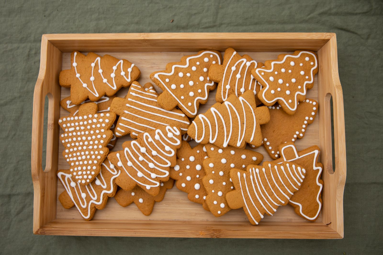 Tree-shaped gingerbread biscuits in a wooden crate