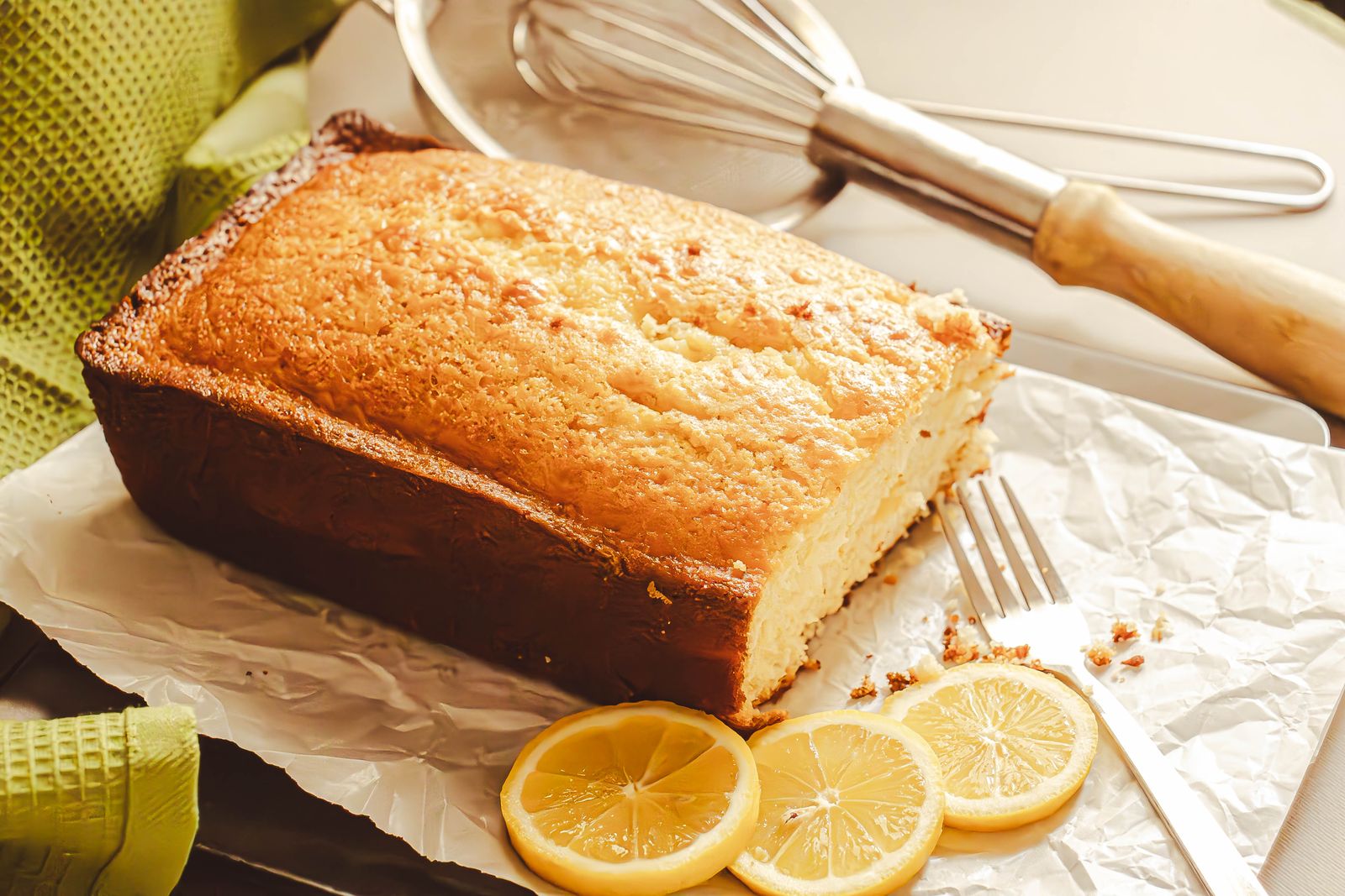 Lemon drizzle cake with lemon slices