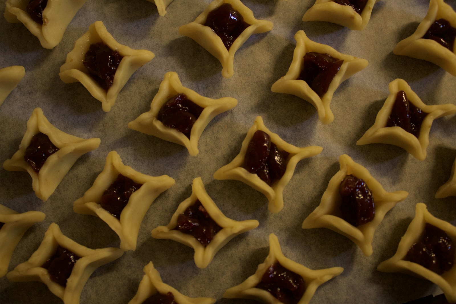 Cranberry brie bites, easy Thanksgiving appetizers in pastry cups