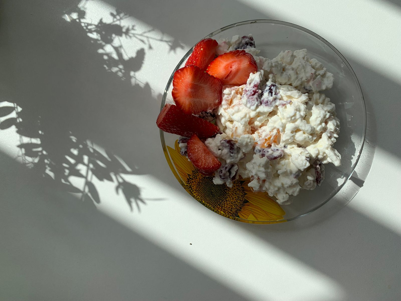 Cottage cheese with fresh fruit and honey