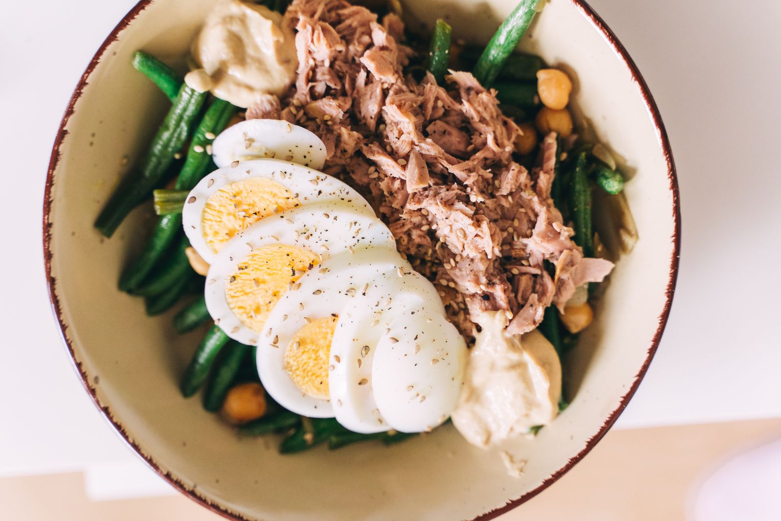 Tuna with green beans and eggs, a canned fish salad plate