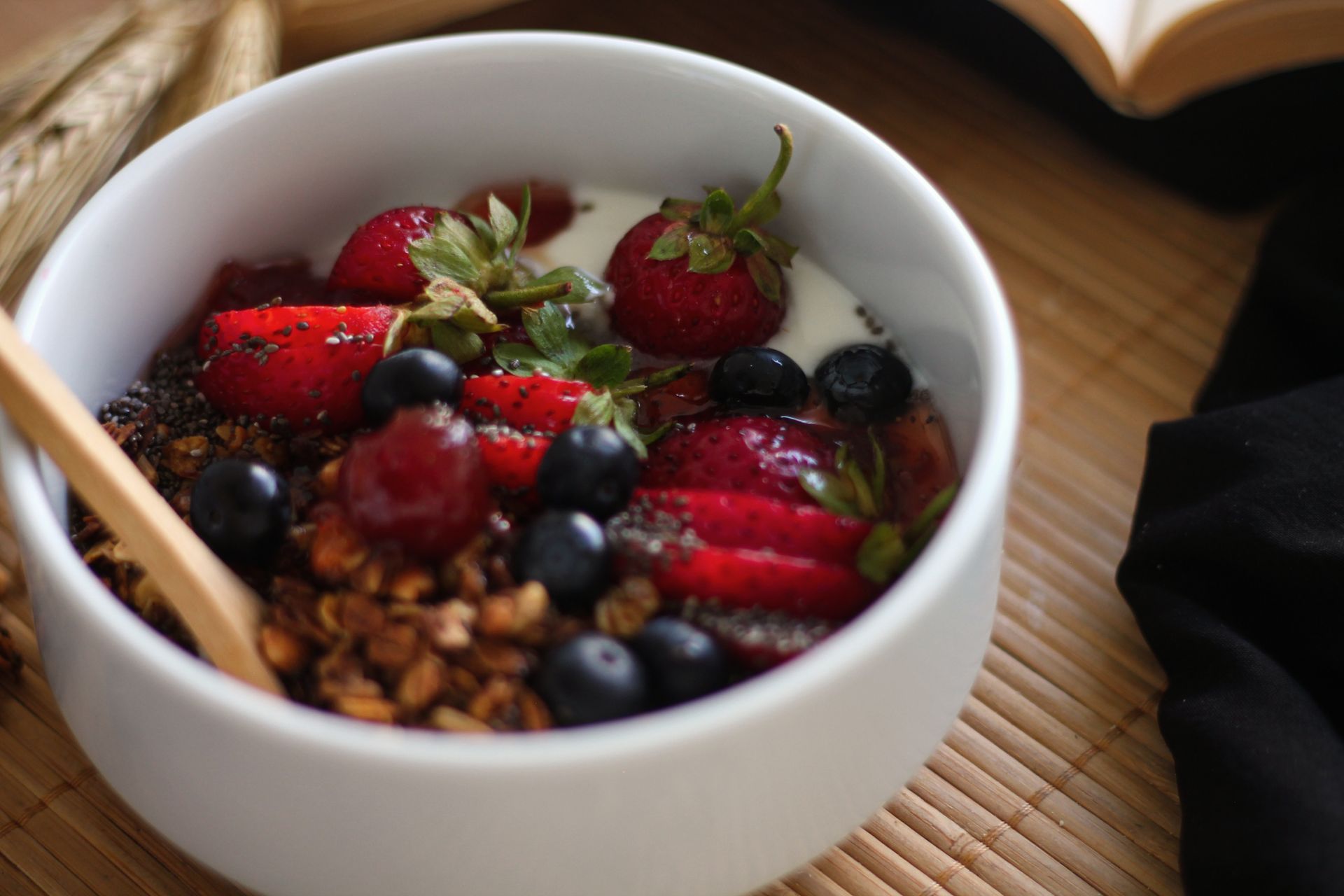 High-protein pumpkin recipes: Greek yogurt bowl with granola and berries