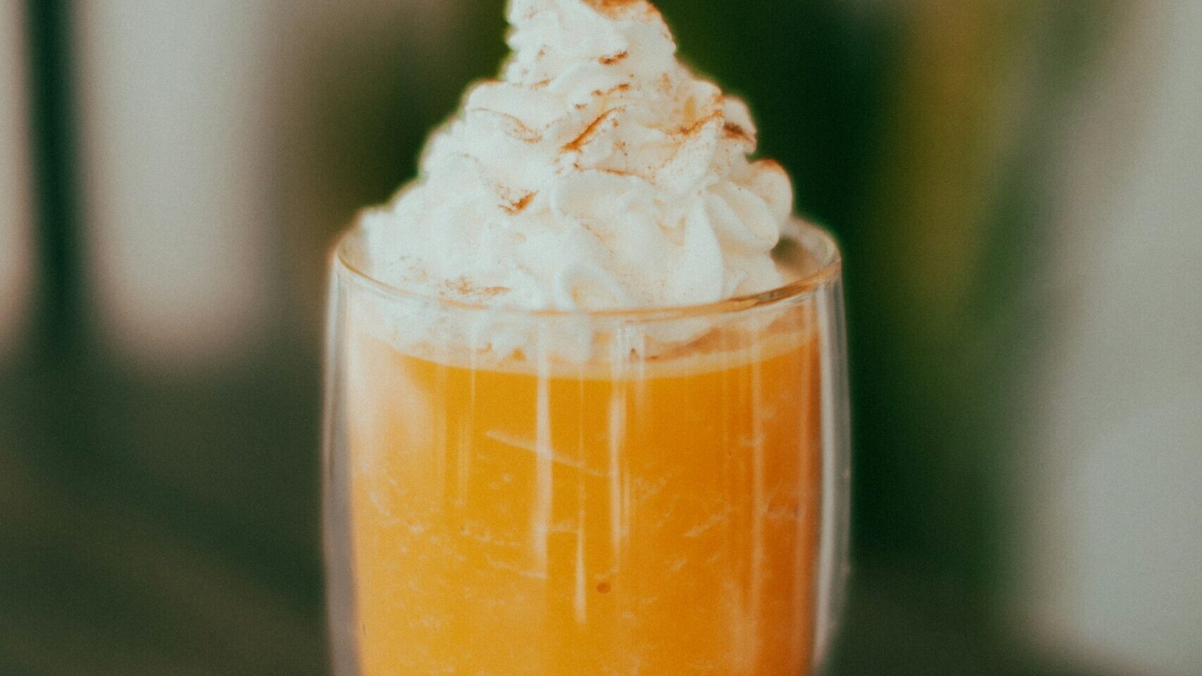 High-protein pumpkin recipes: pumpkin mousse in a glass with whipped cream